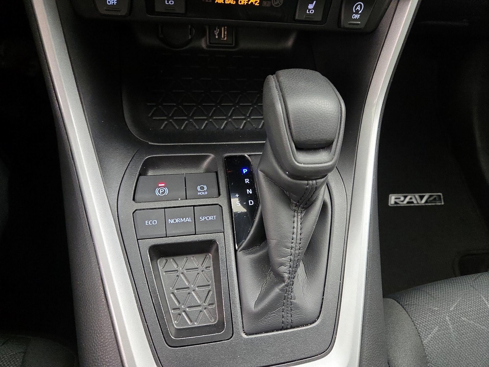 2025 Toyota RAV4 XLE - Photo 18