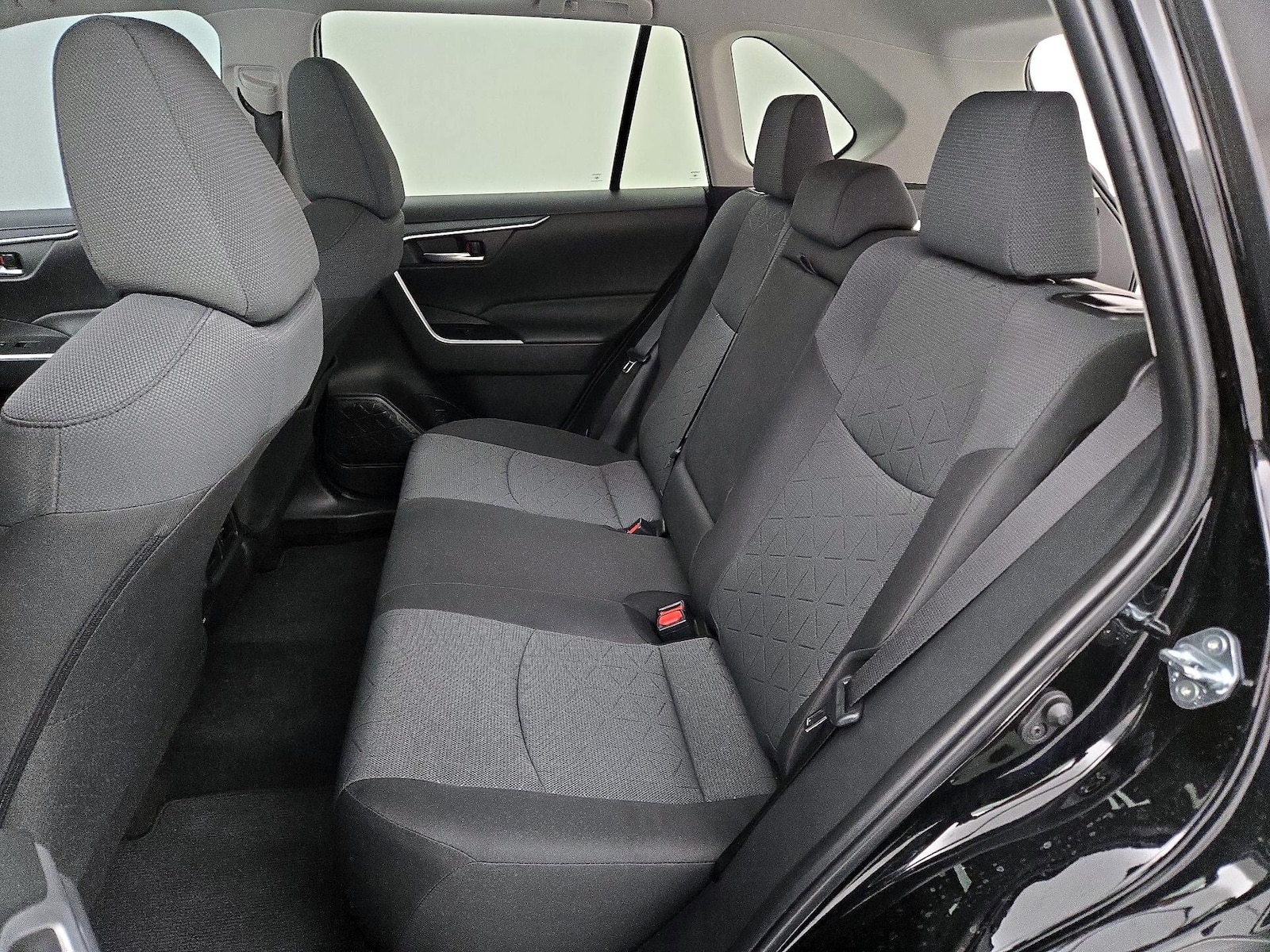 2025 Toyota RAV4 XLE - Photo 21