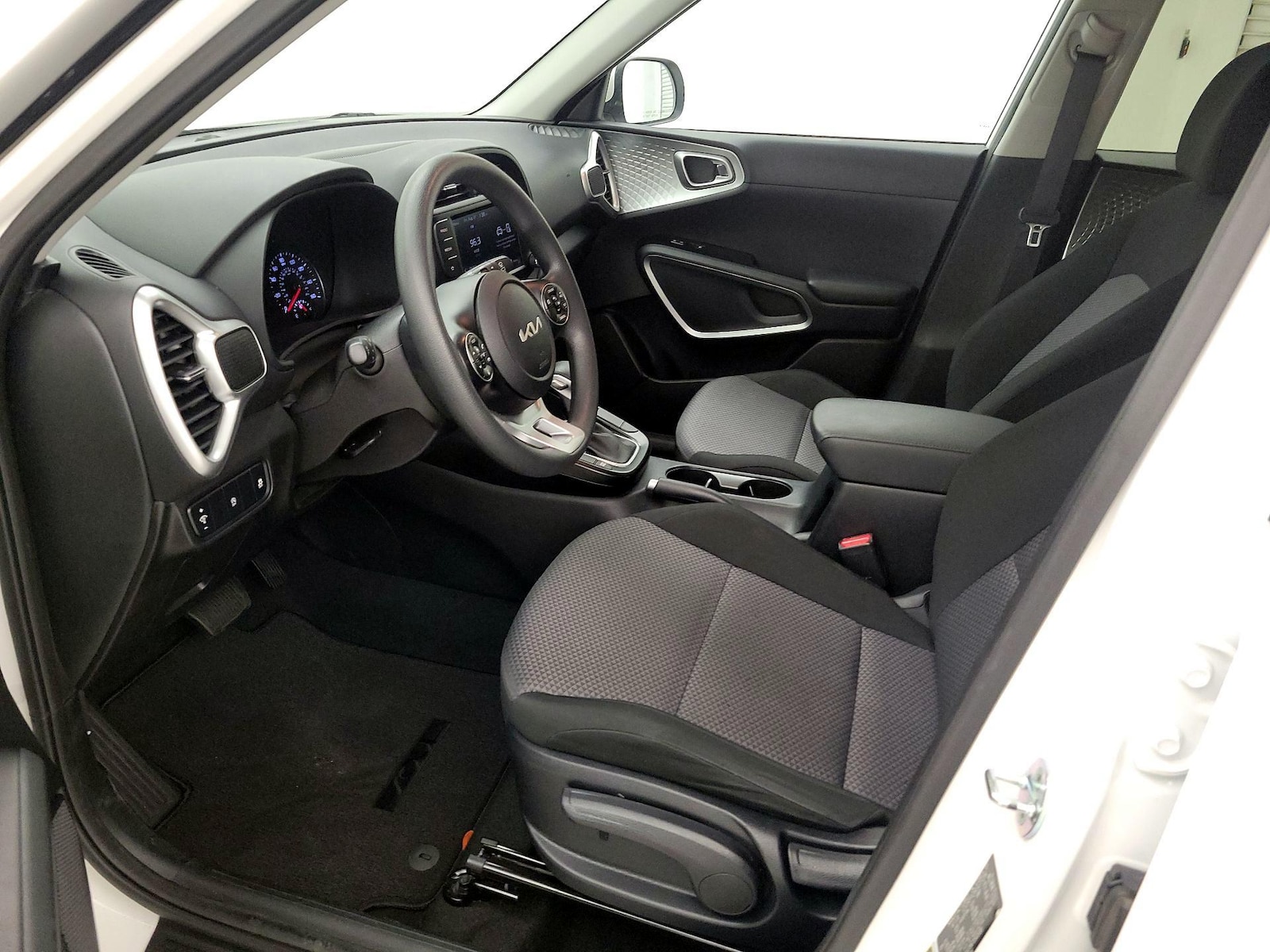 2022 Kia Soul LX - Photo 12