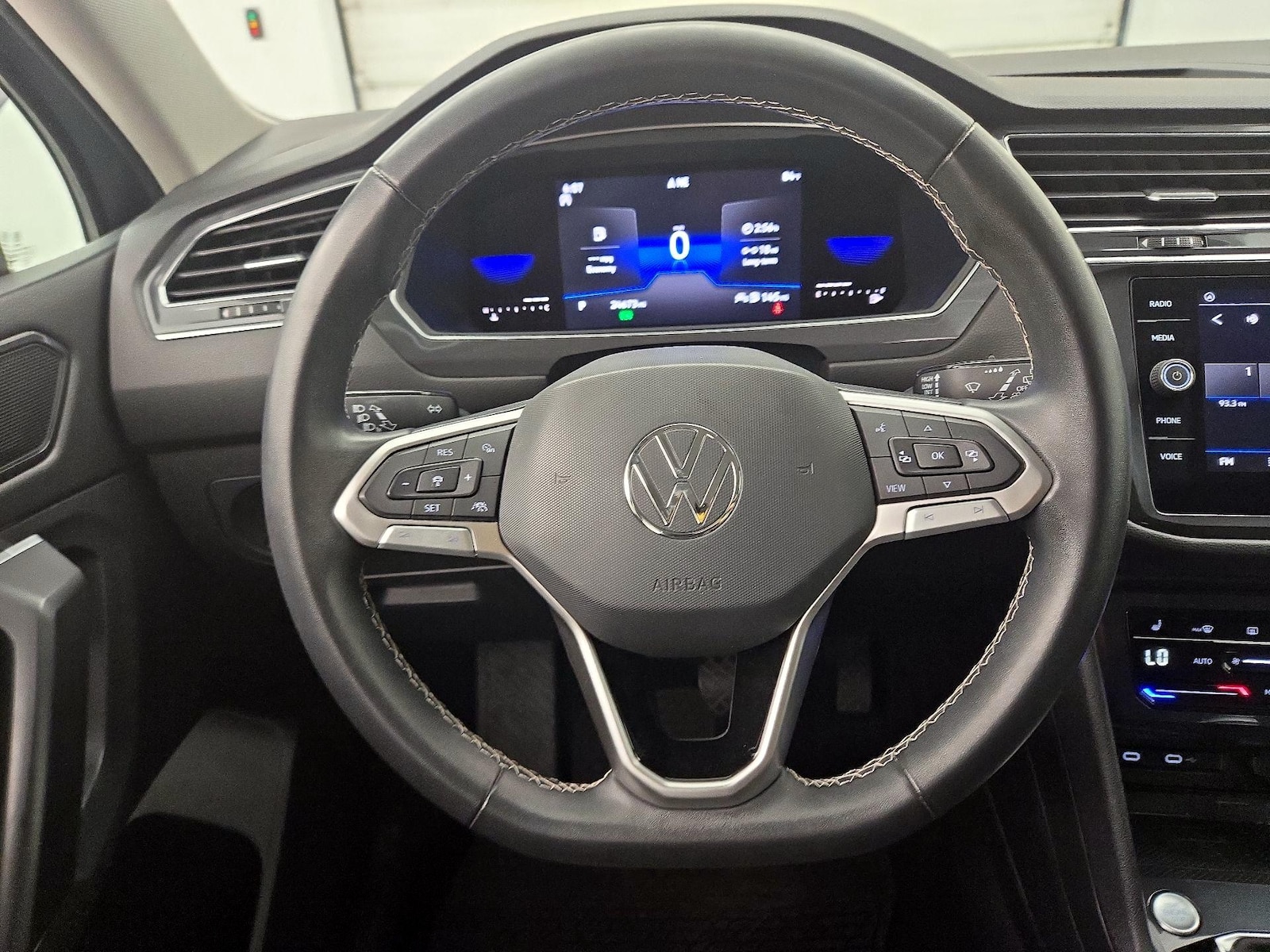 2022 Volkswagen Tiguan SE - Photo 11