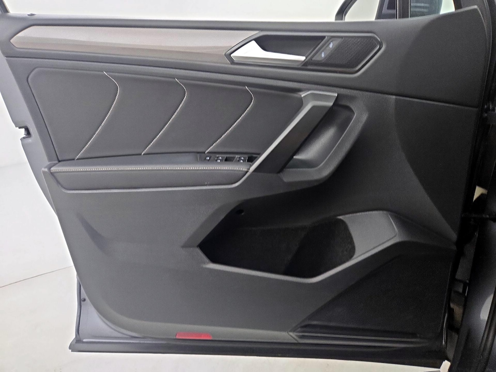 2022 Volkswagen Tiguan SE - Photo 13