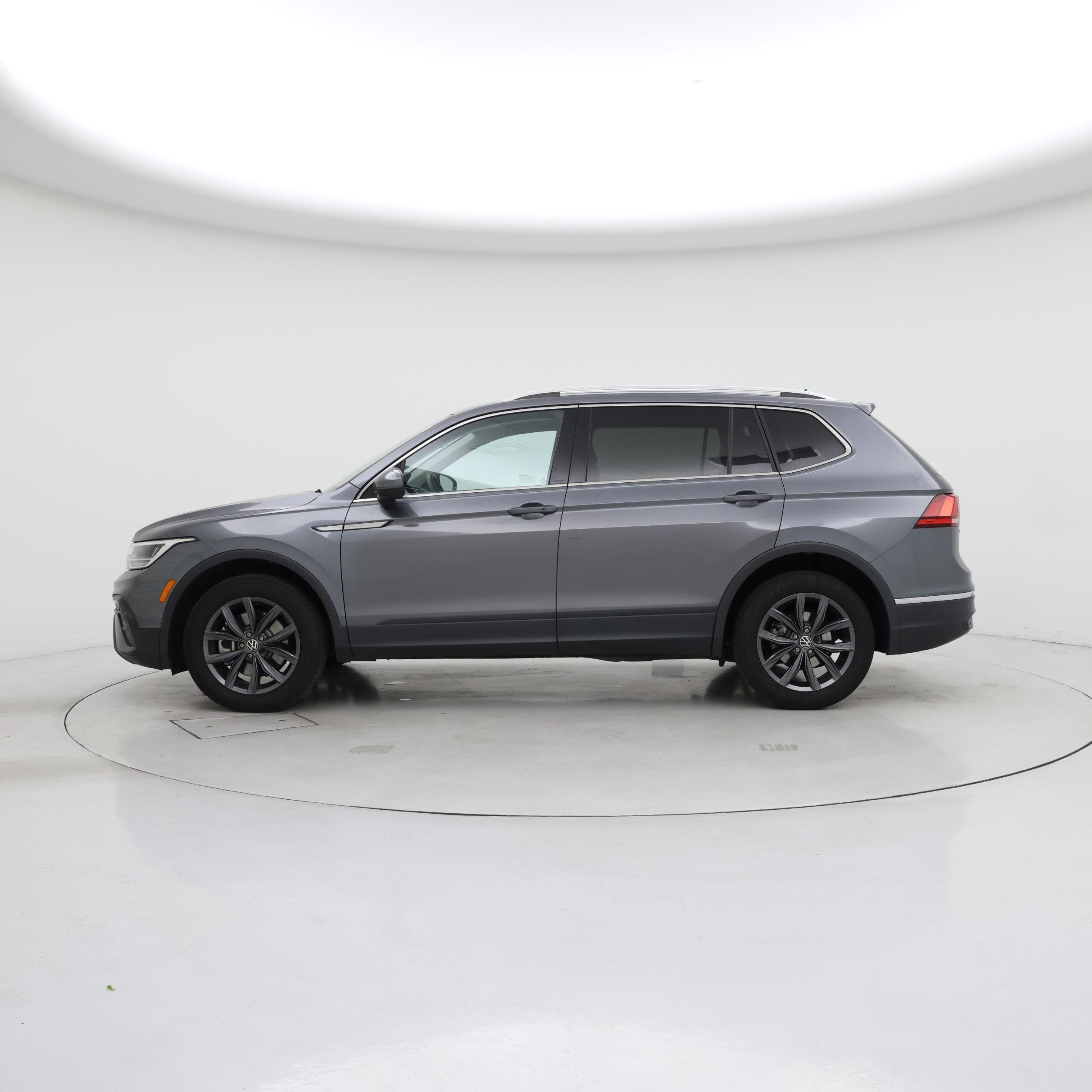 Thumbnail: 2022 Volkswagen Tiguan - 3
