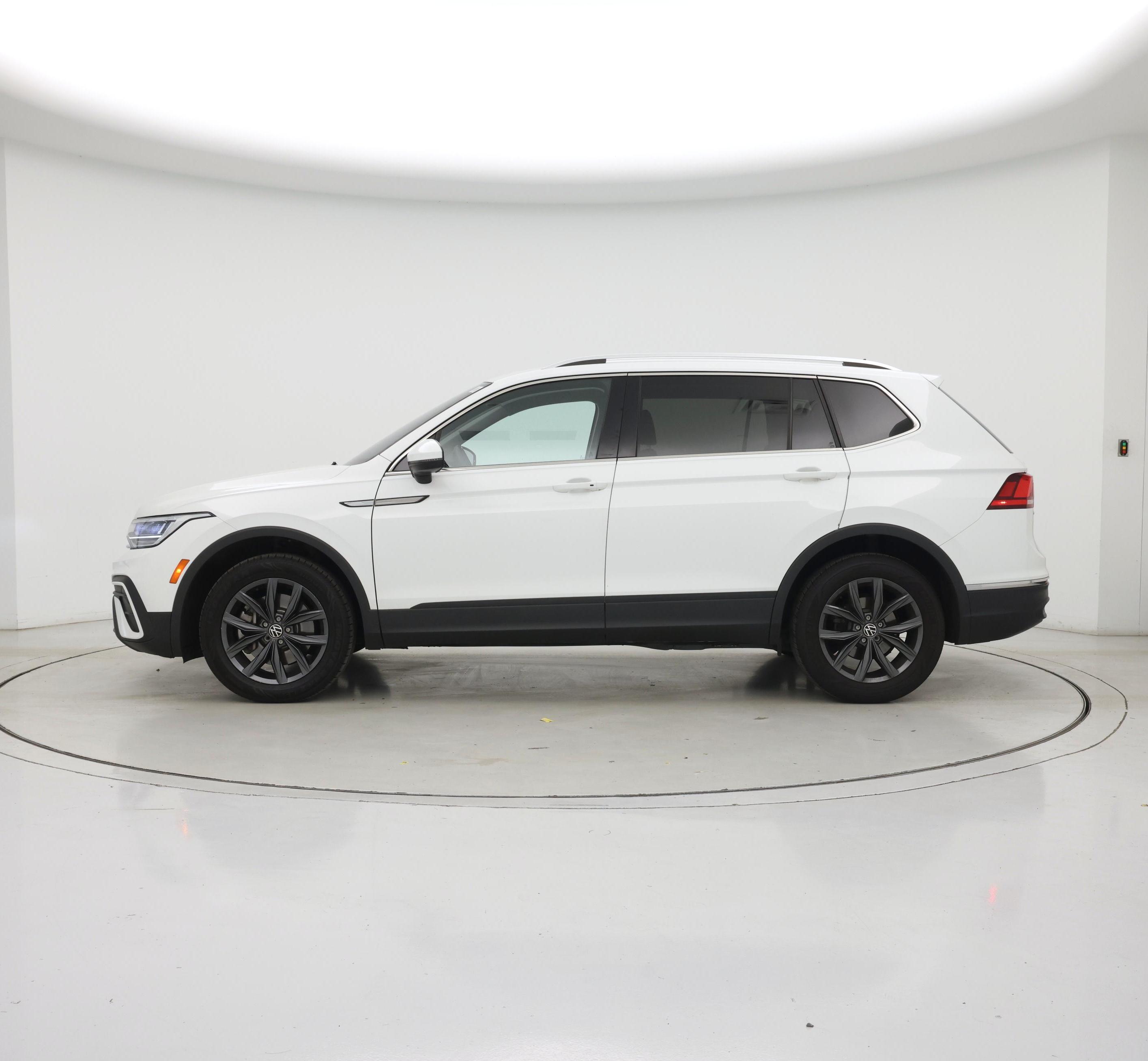 Thumbnail: 2022 Volkswagen Tiguan - 3