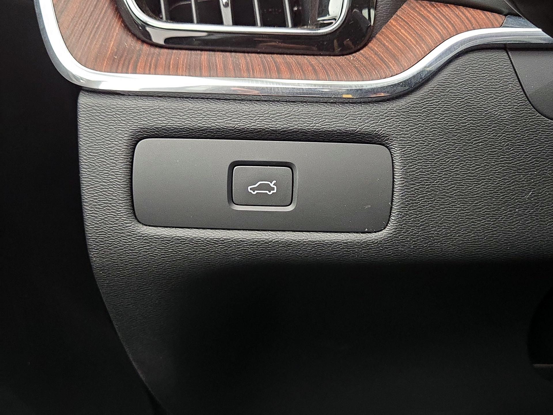 Thumbnail: 2023 Volvo XC60 - 13
