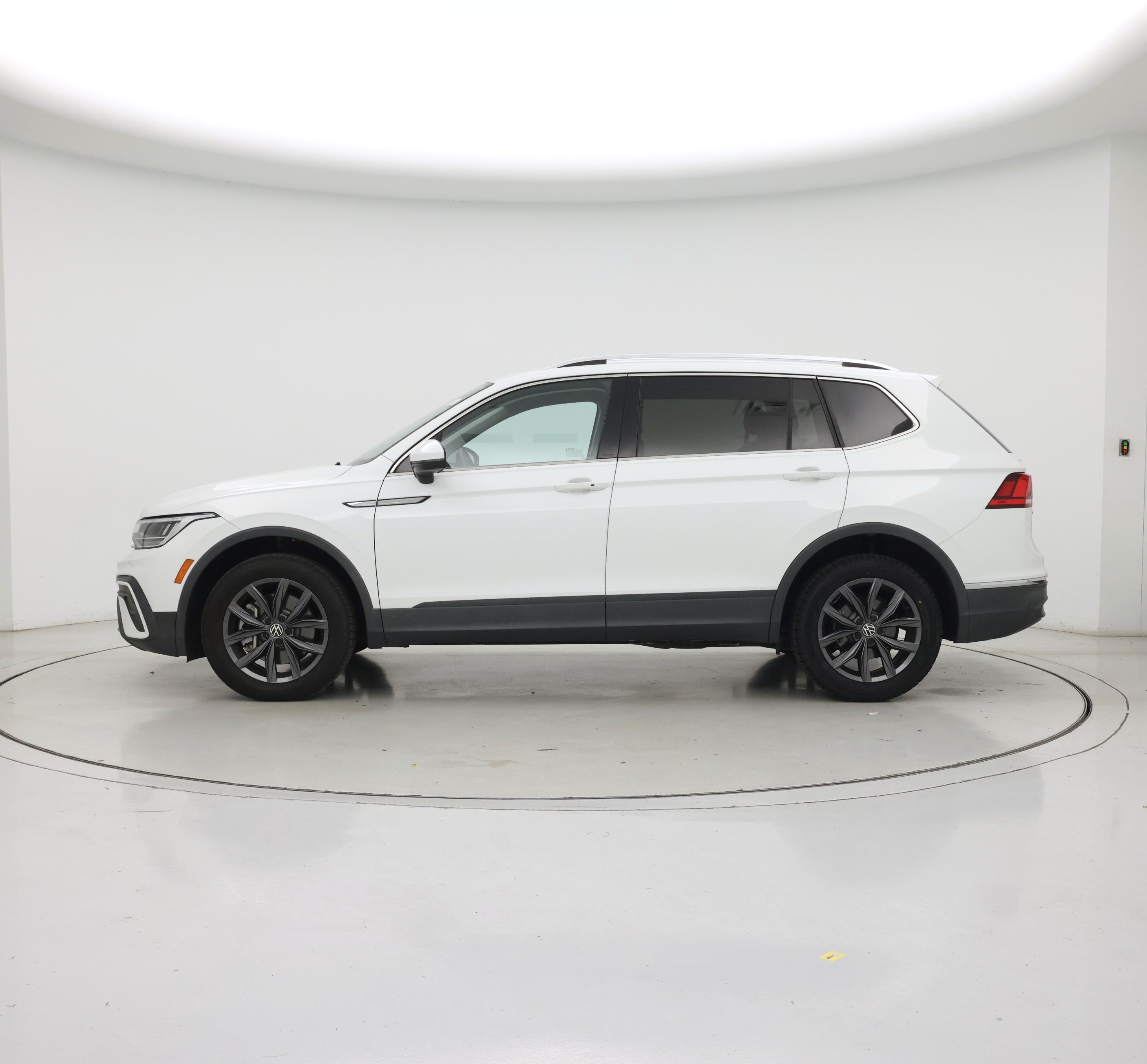Thumbnail: 2022 Volkswagen Tiguan - 3