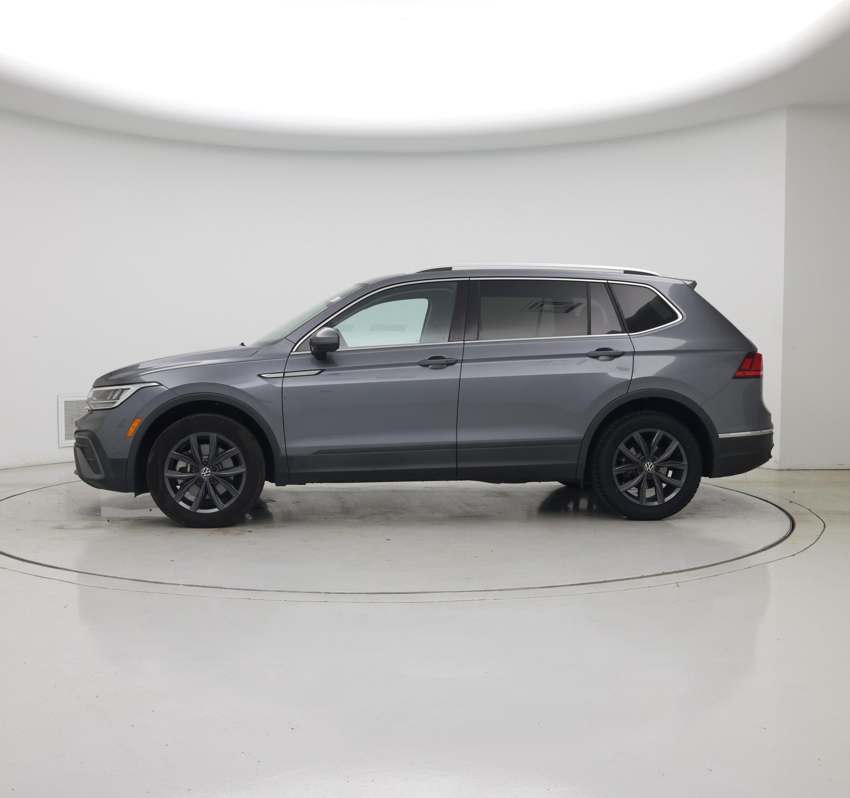 Thumbnail: 2023 Volkswagen Tiguan - 3
