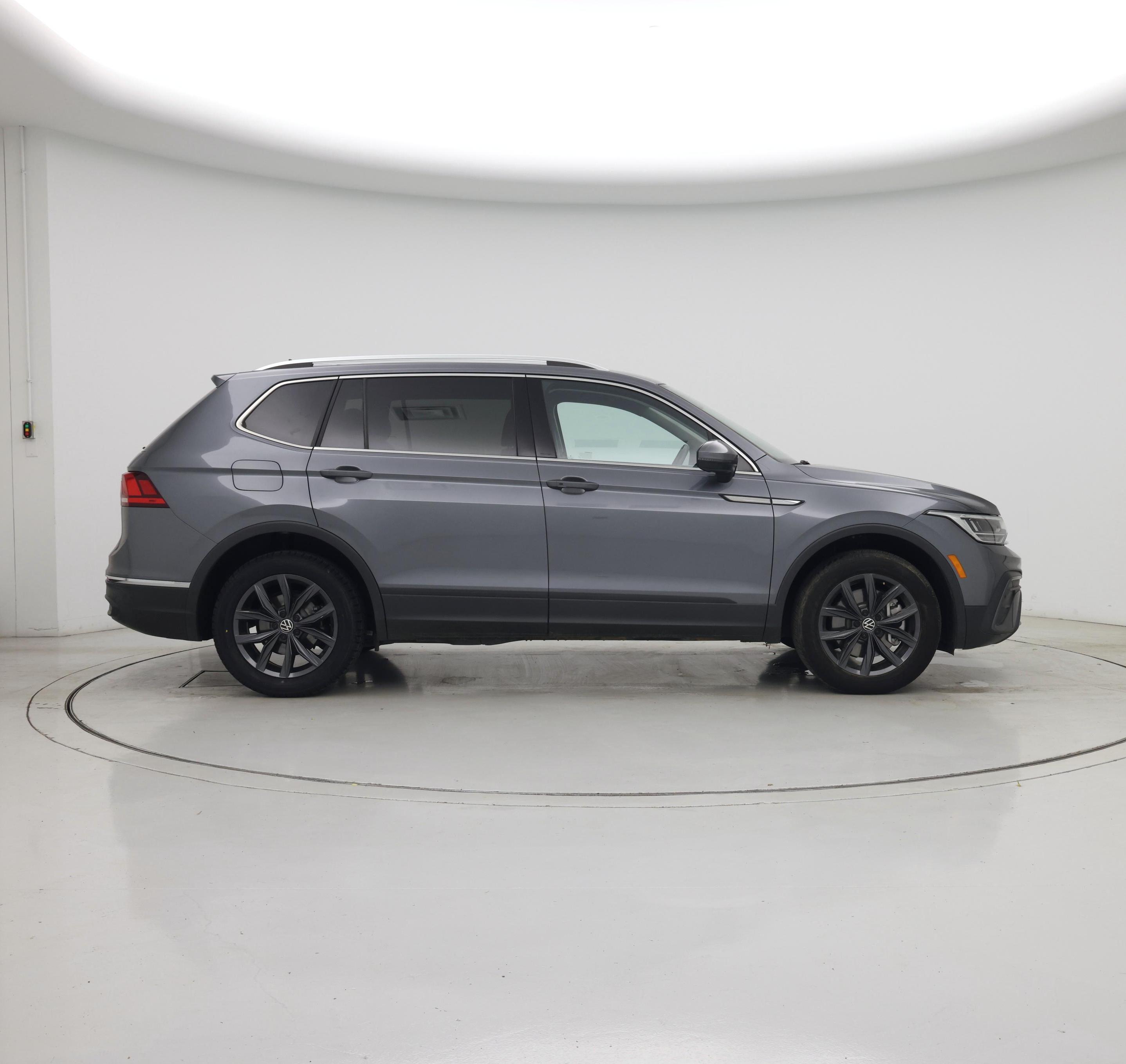 Thumbnail: 2023 Volkswagen Tiguan - 7