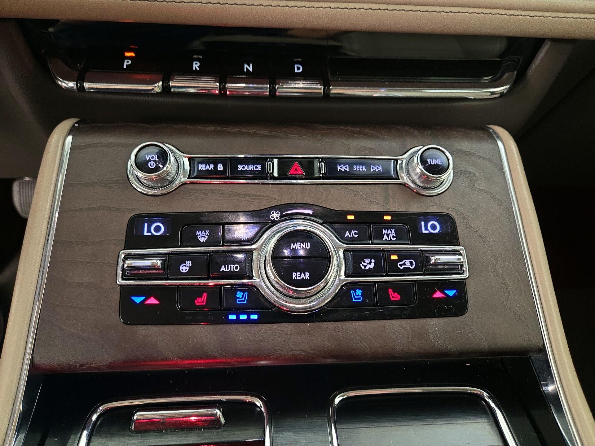 Thumbnail: 2020 Lincoln Aviator - 17