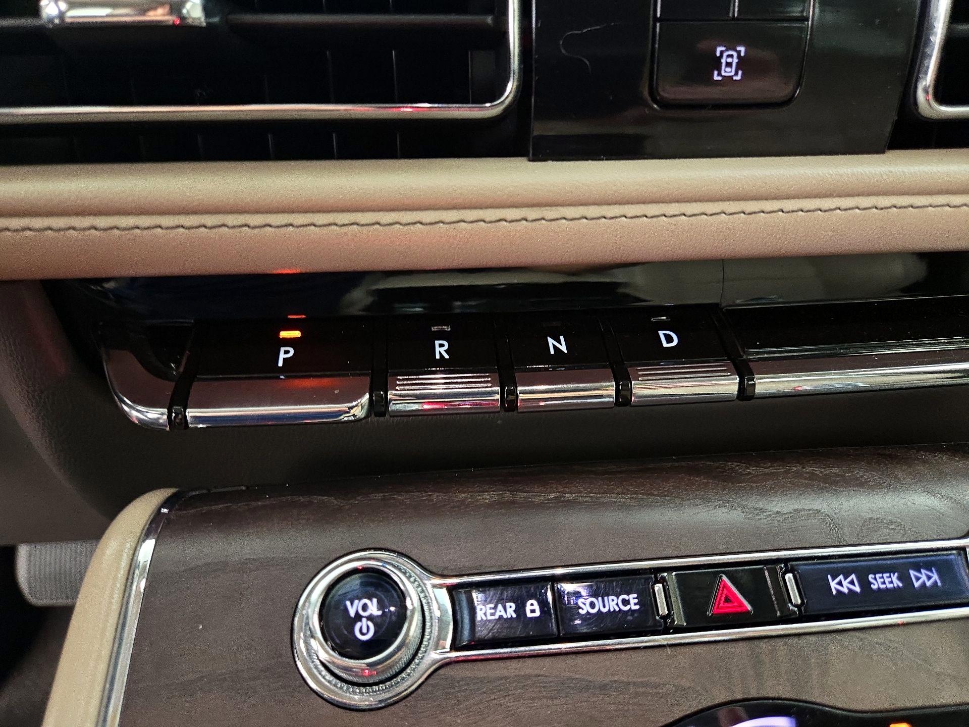 Thumbnail: 2020 Lincoln Aviator - 18