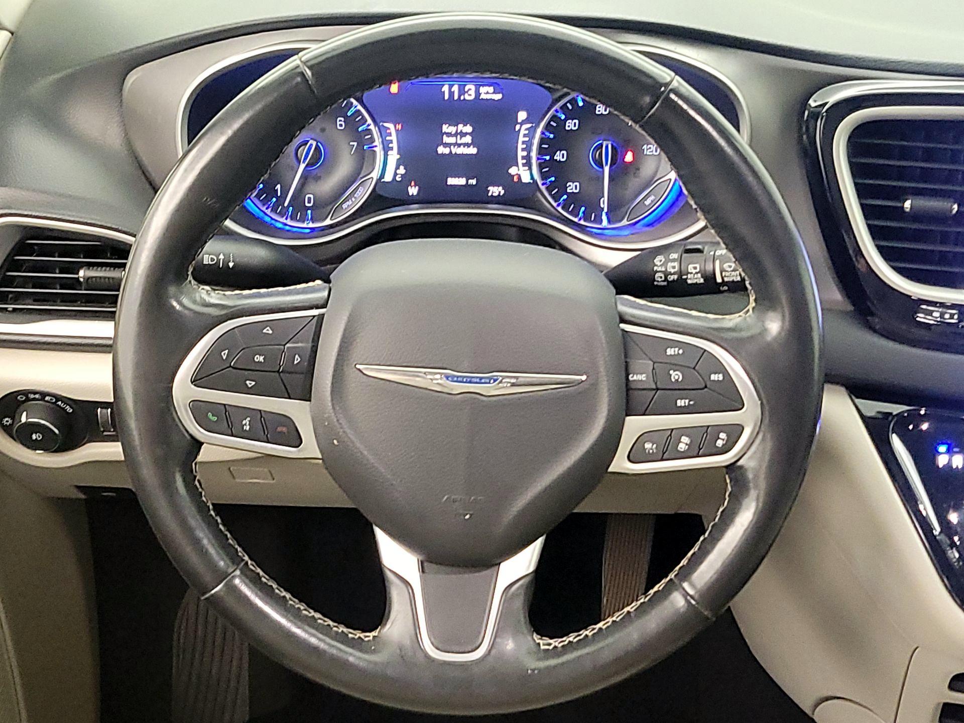 Thumbnail: 2021 Chrysler Pacifica - 10