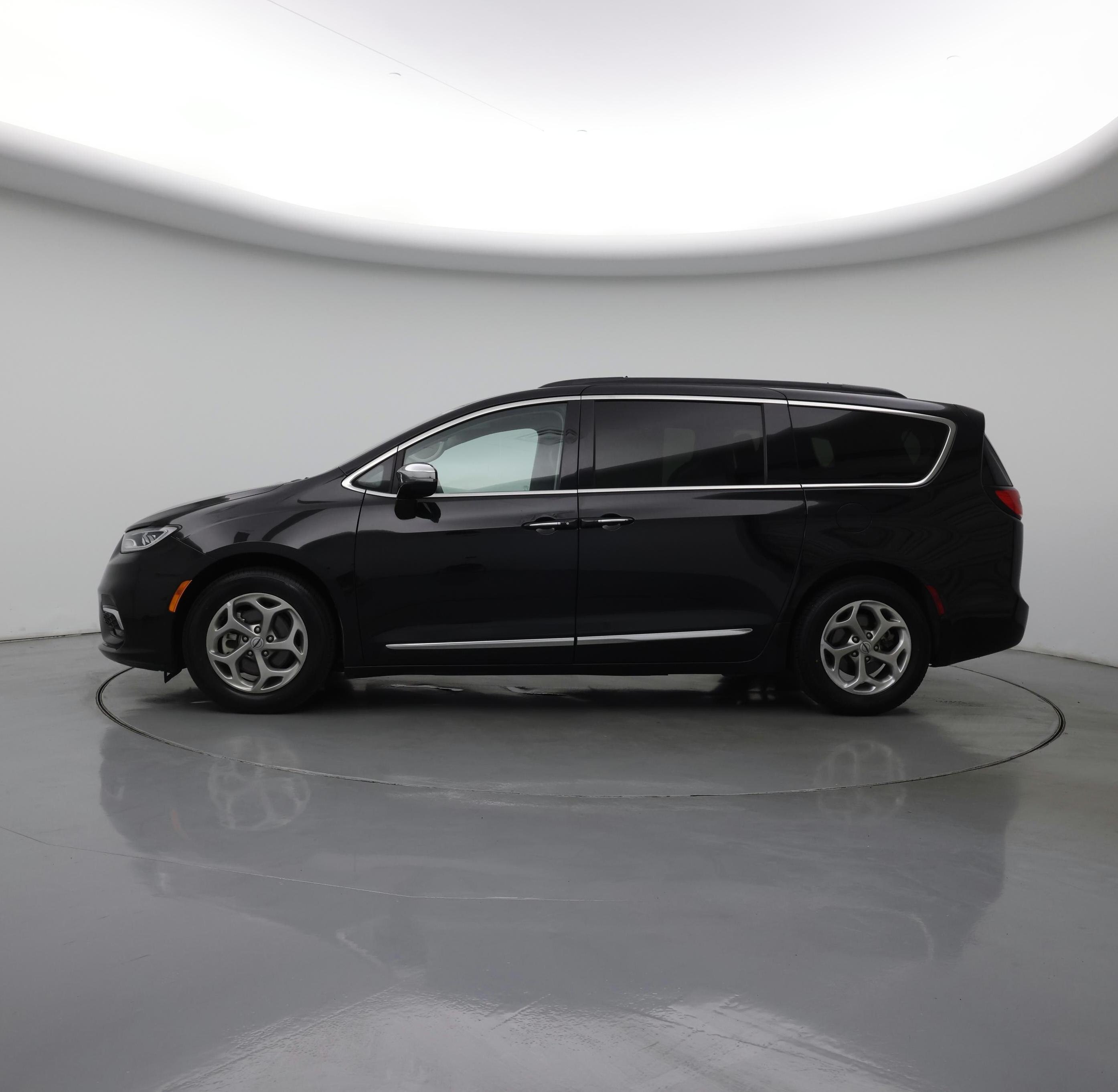 Thumbnail: 2023 Chrysler Pacifica - 3