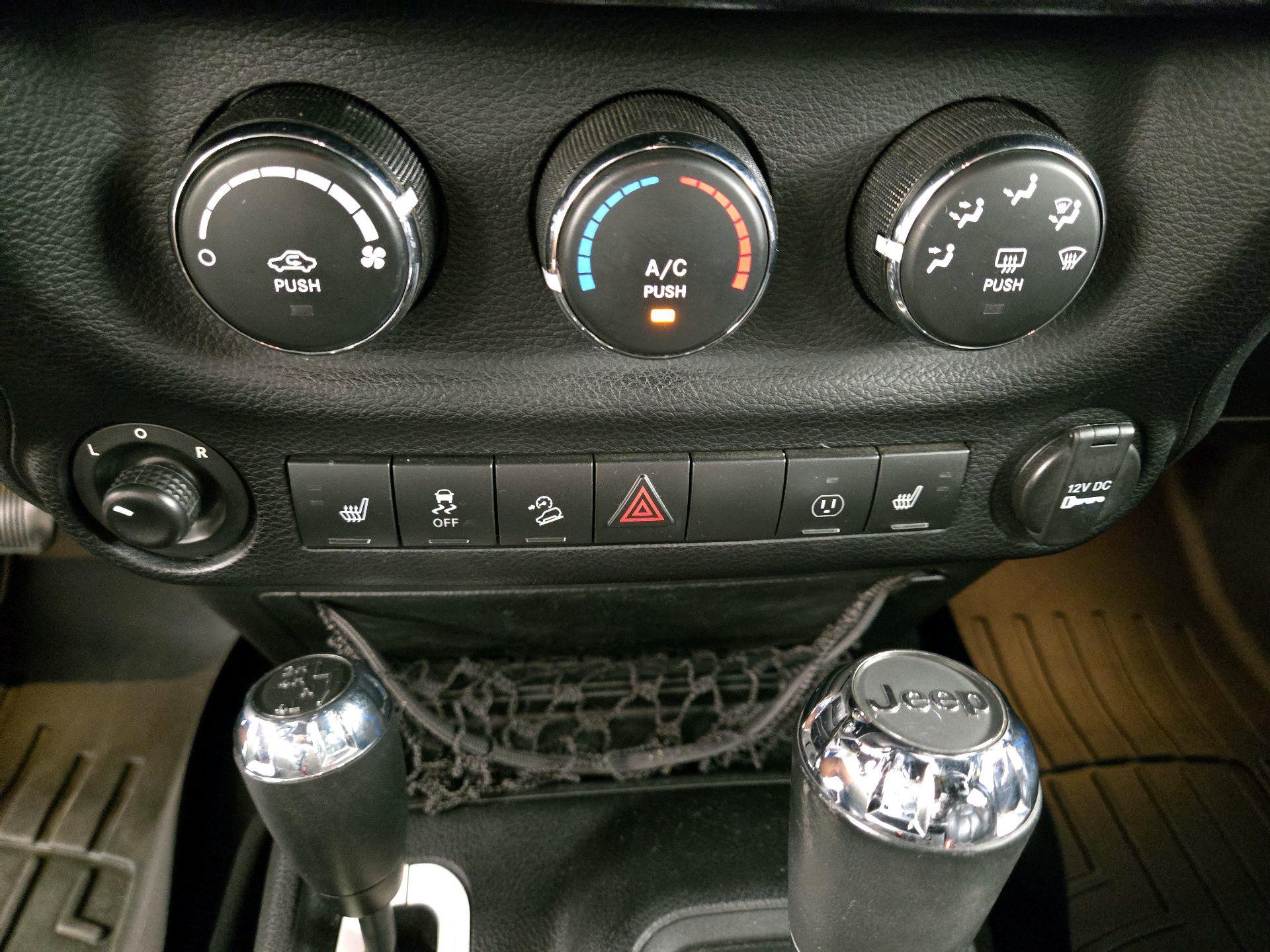 Thumbnail: 2014 Jeep Wrangler - 15