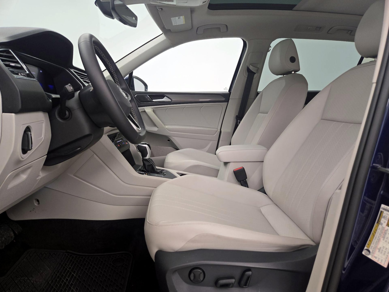 2023 Volkswagen Tiguan SE - Photo 12
