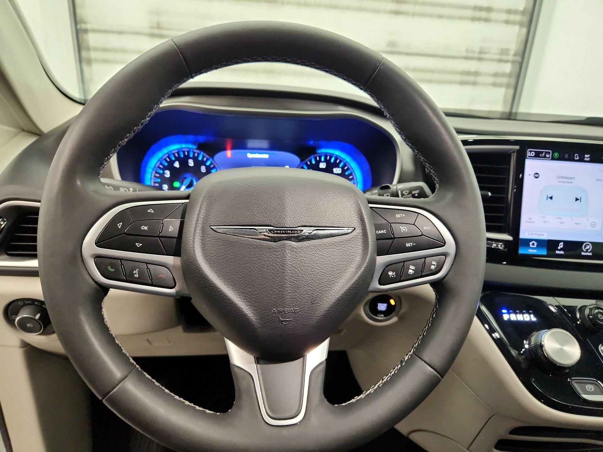 Thumbnail: 2024 Chrysler Pacifica - 10
