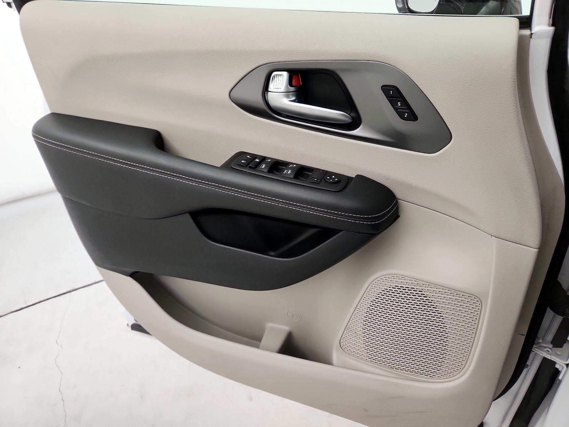 Thumbnail: 2024 Chrysler Pacifica - 12