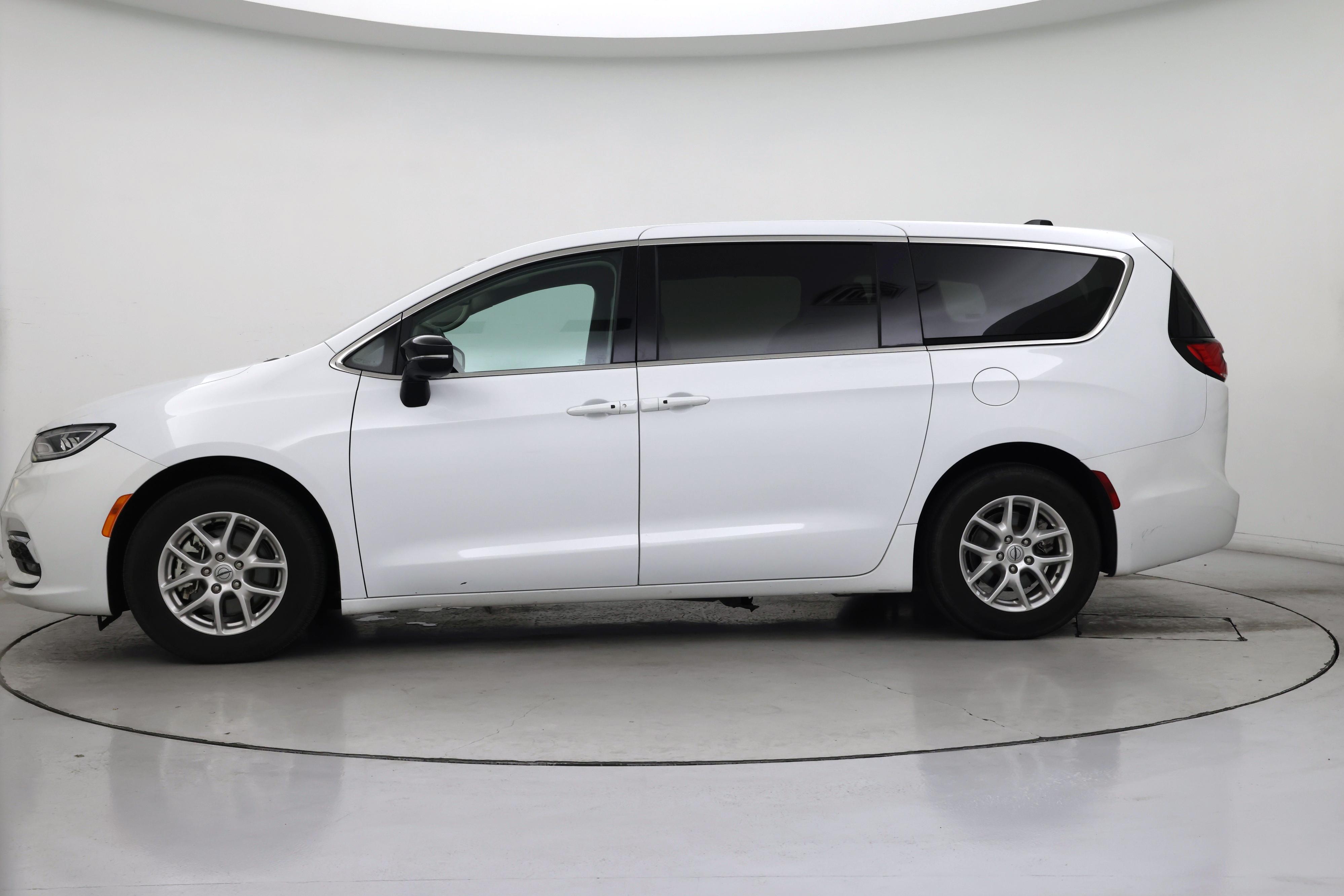 Thumbnail: 2024 Chrysler Pacifica - 3