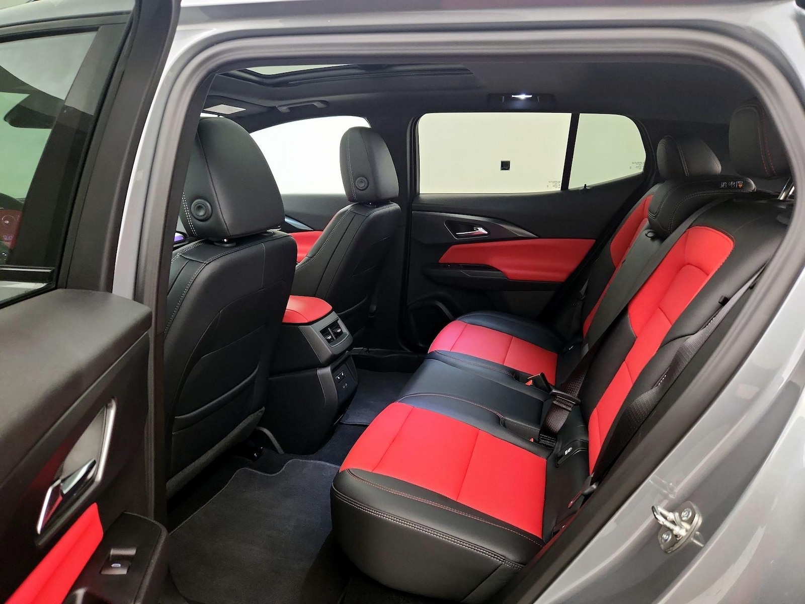 2025 Chevrolet Equinox EV RS - Photo 21