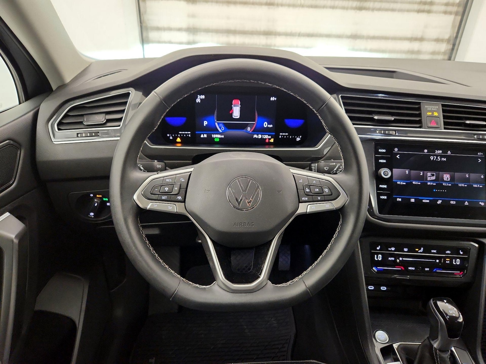 2022 Volkswagen Tiguan SE - Photo 11
