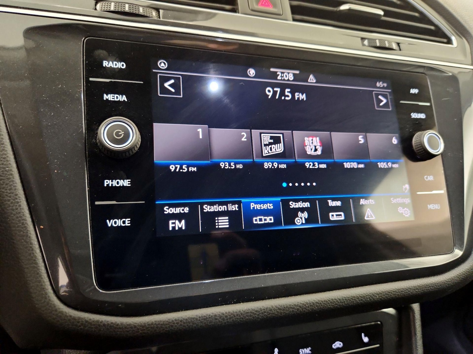 2022 Volkswagen Tiguan SE - Photo 16