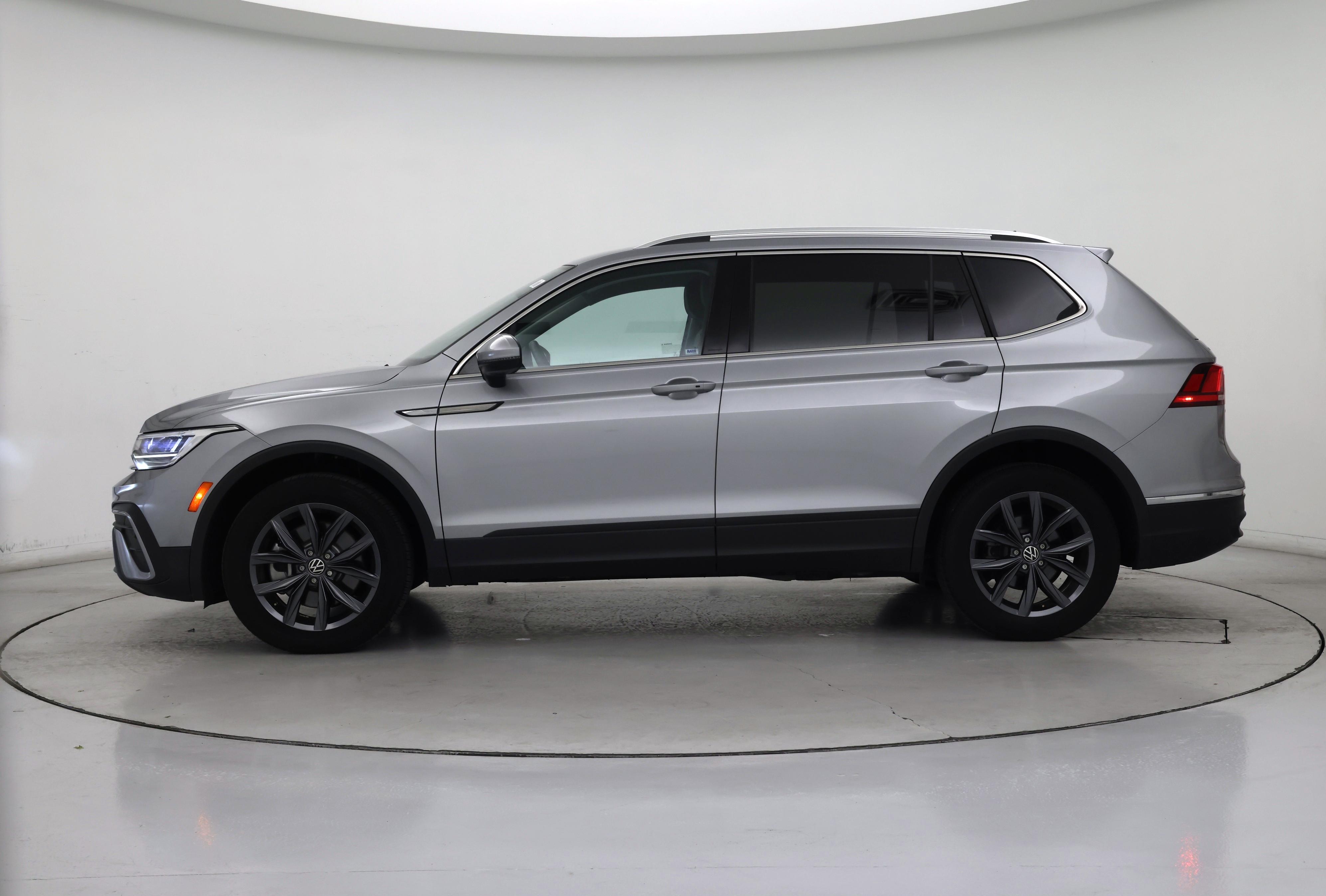 Thumbnail: 2022 Volkswagen Tiguan - 3