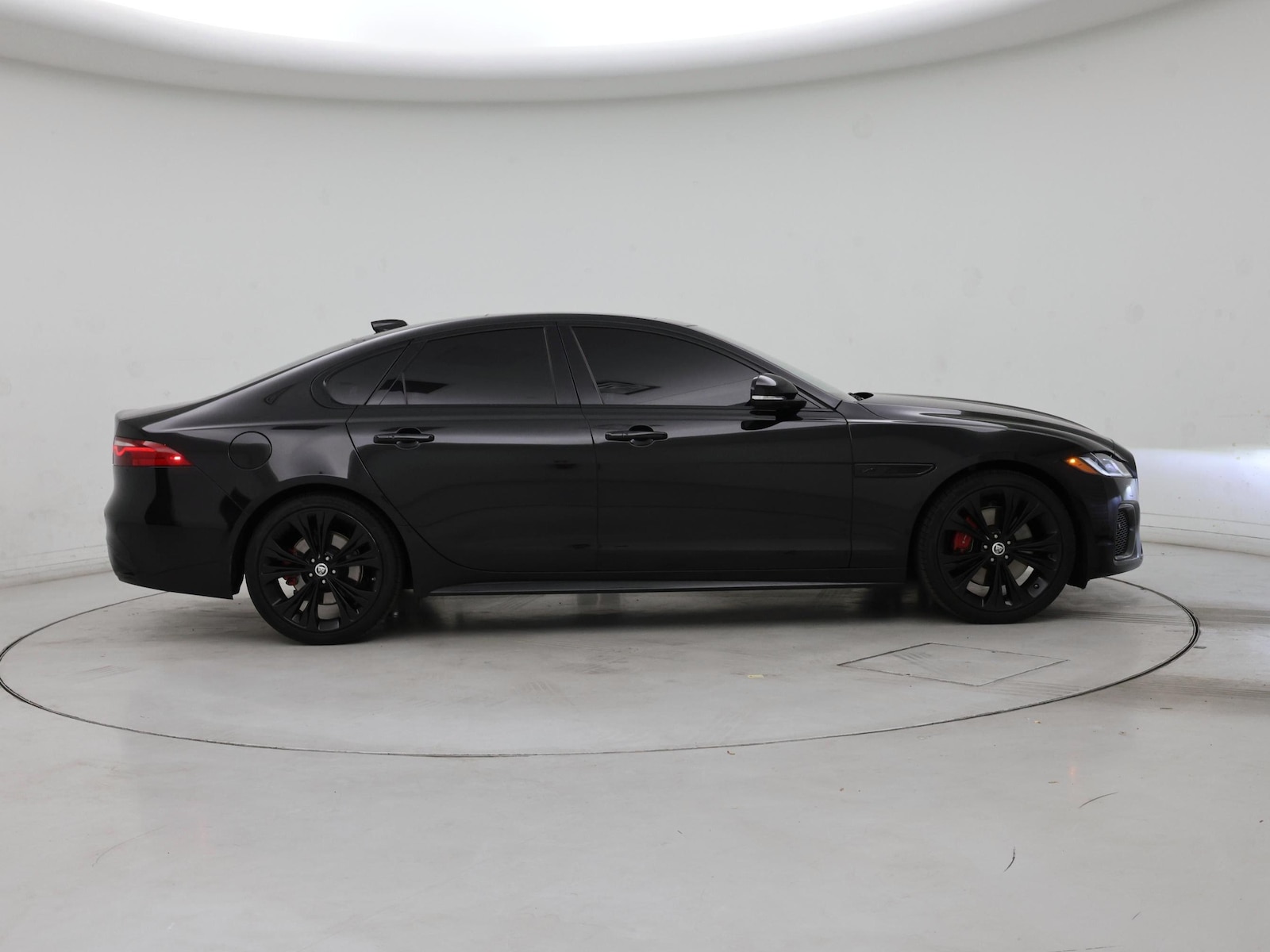 2024 Jaguar XF R-Dynamic SE - Photo 8