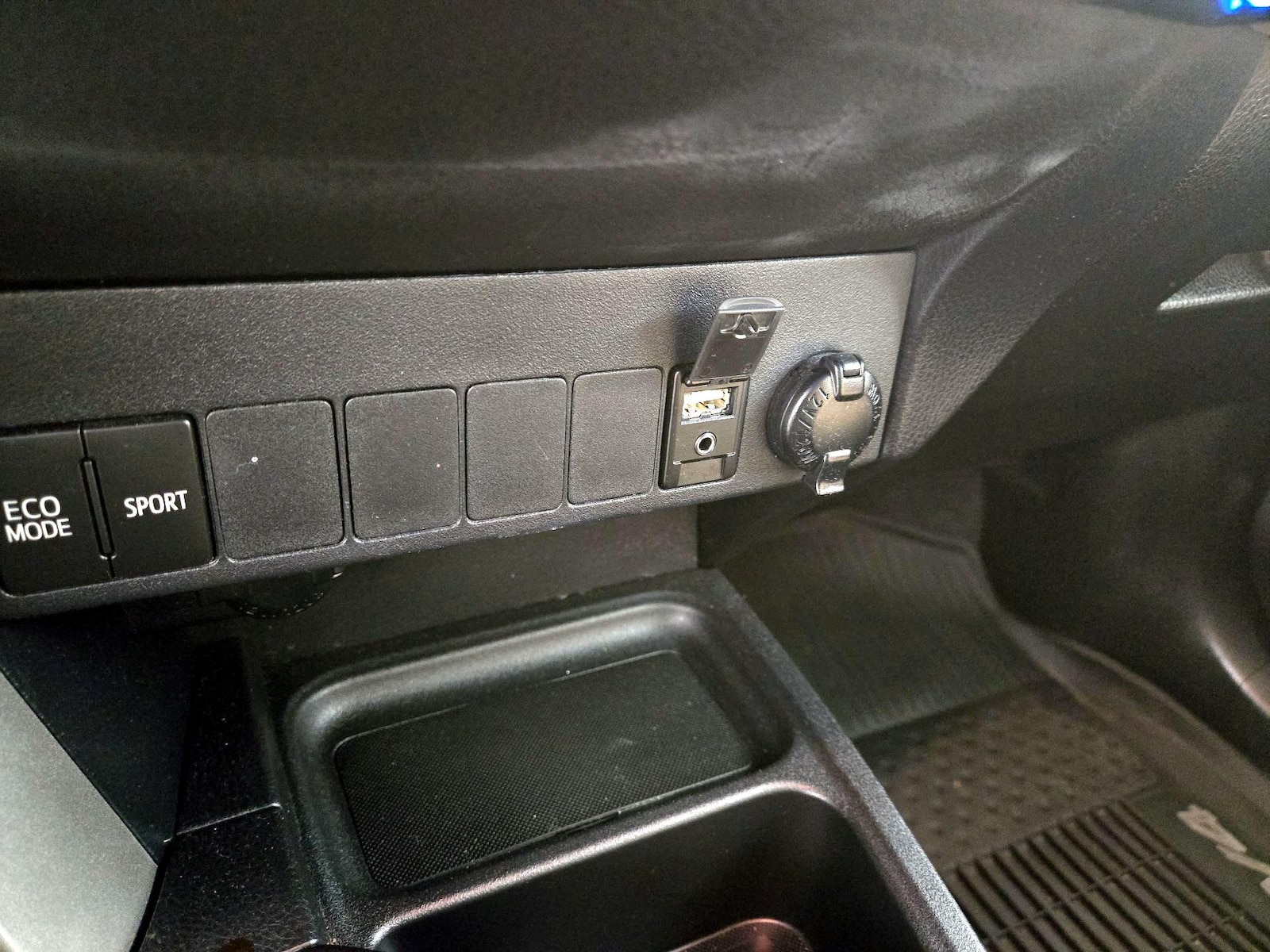 2018 Toyota RAV4 XLE - Photo 19