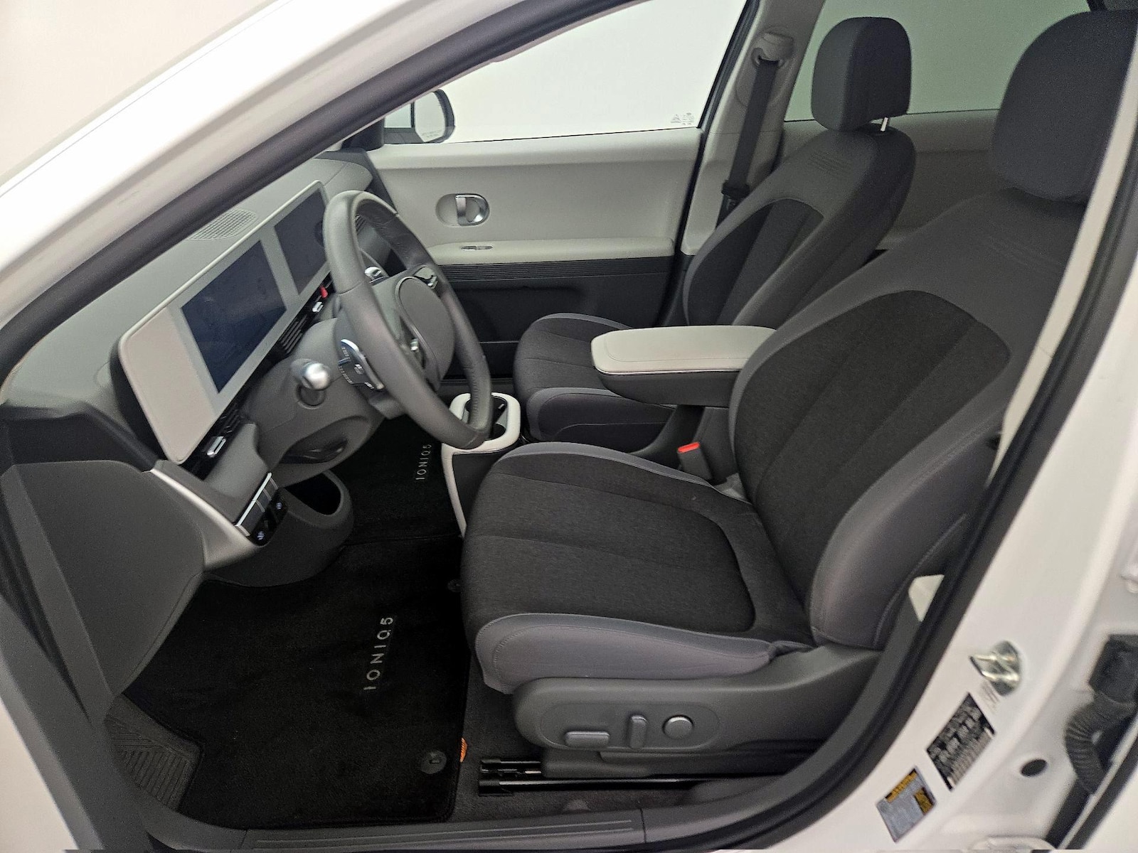 2024 Hyundai IONIQ 5 SE - Photo 12