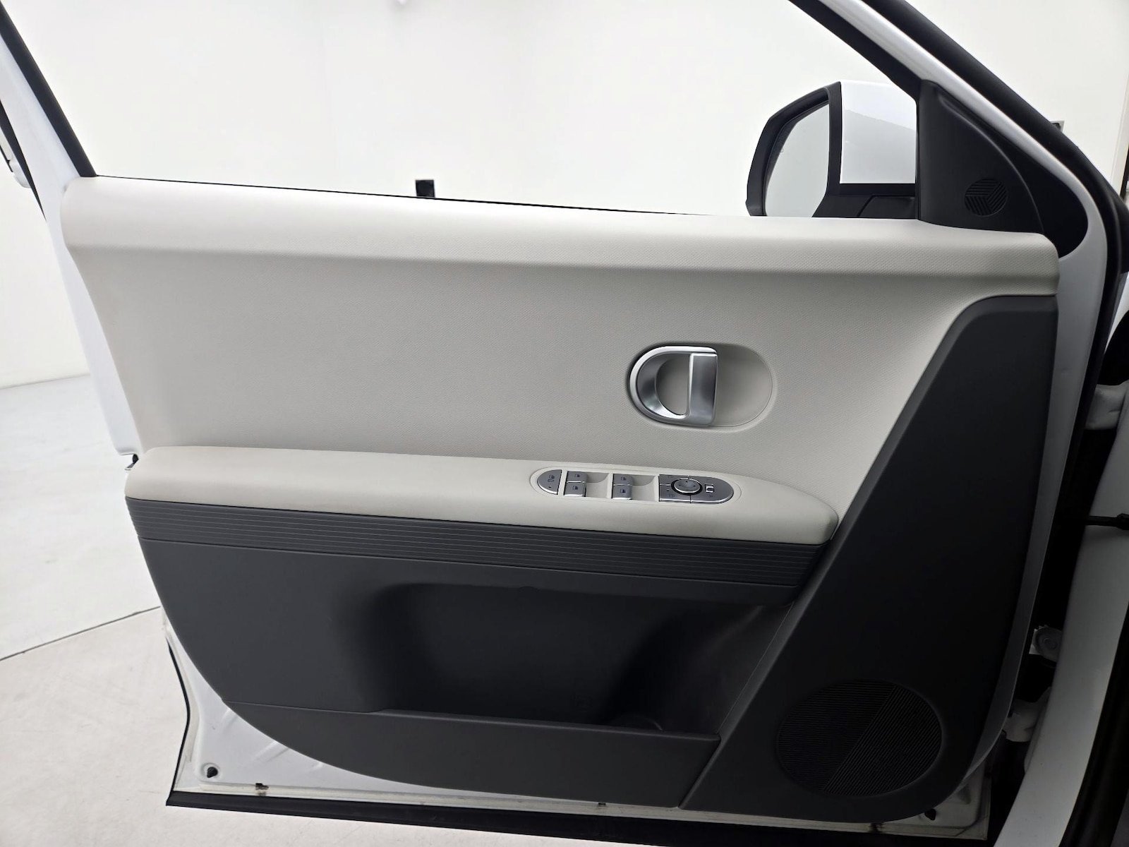2024 Hyundai IONIQ 5 SE - Photo 13