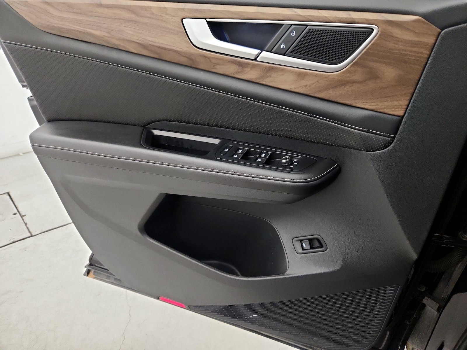 2025 Volkswagen Atlas SE w/Tech - Photo 13