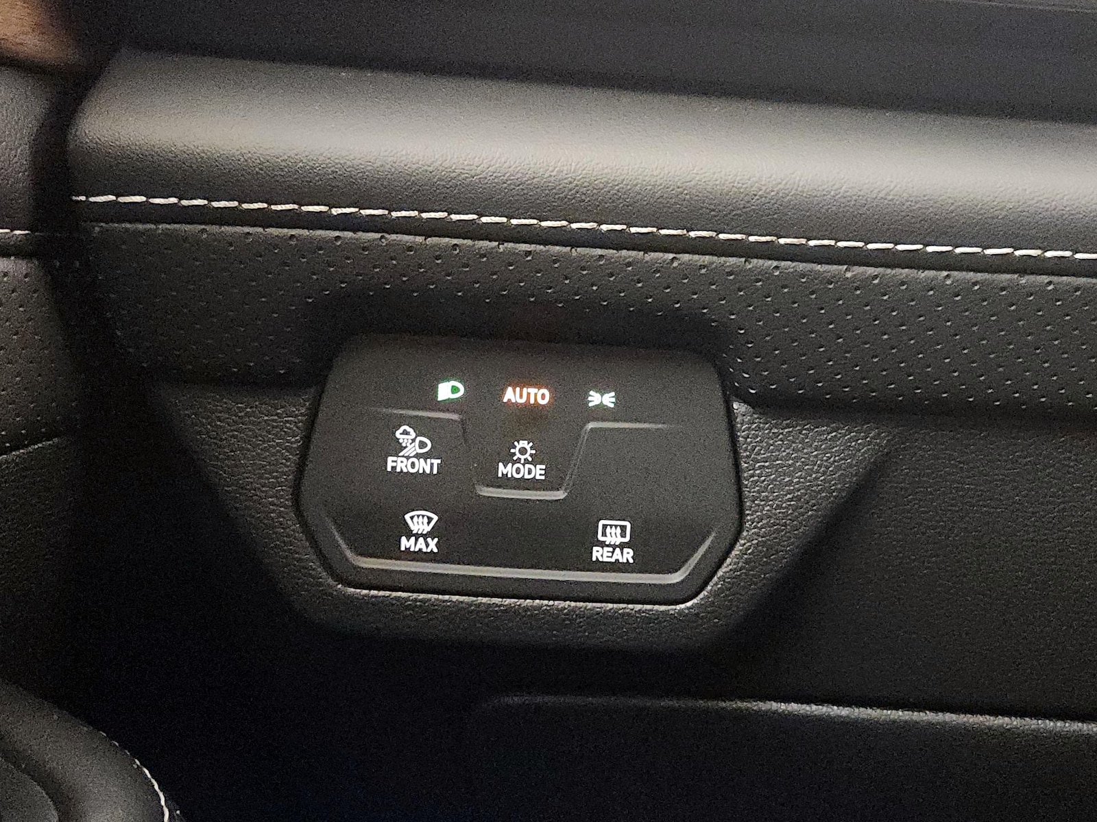 2025 Volkswagen Atlas SE w/Tech - Photo 14