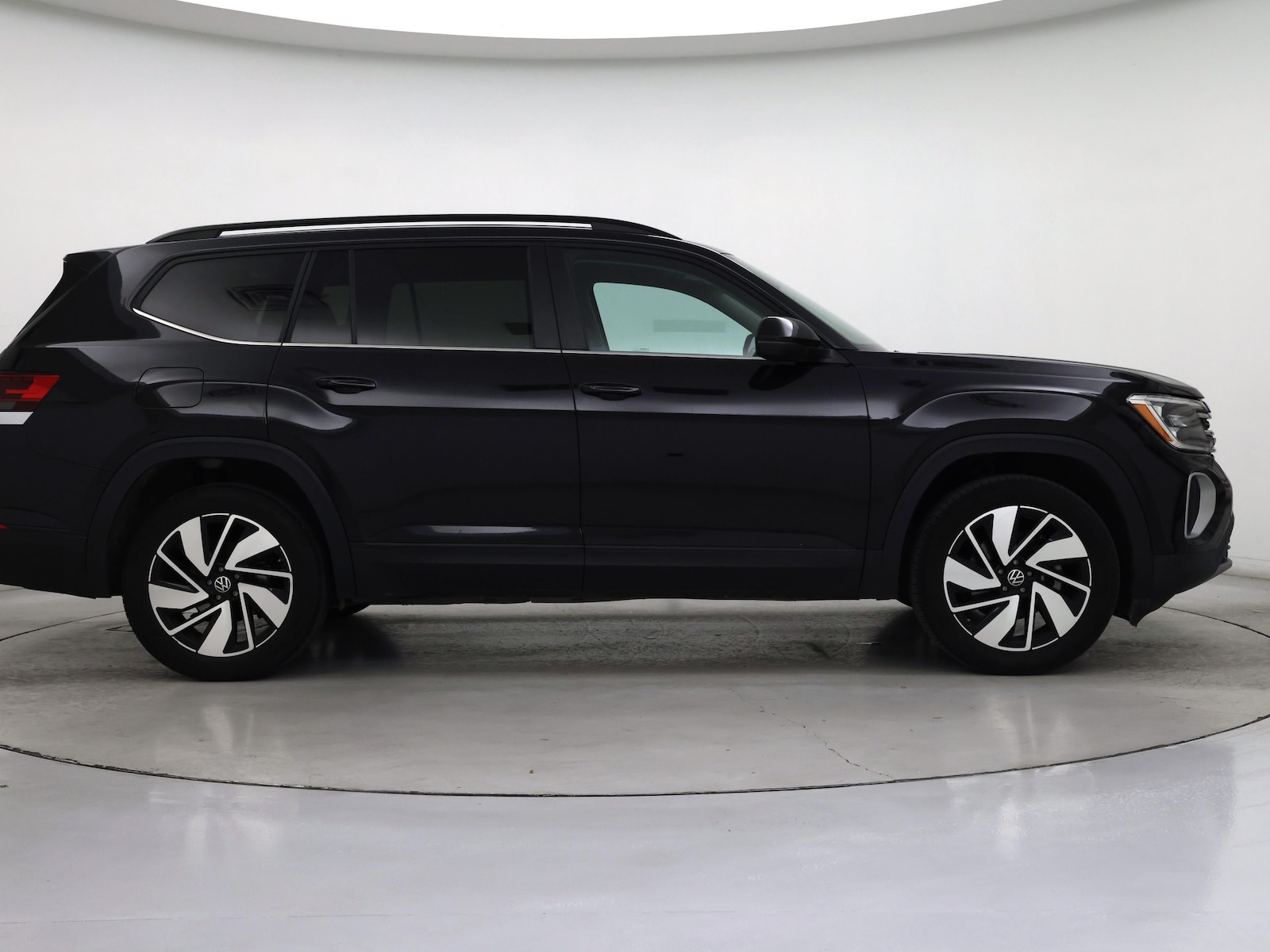 2025 Volkswagen Atlas SE w/Tech - Photo 8