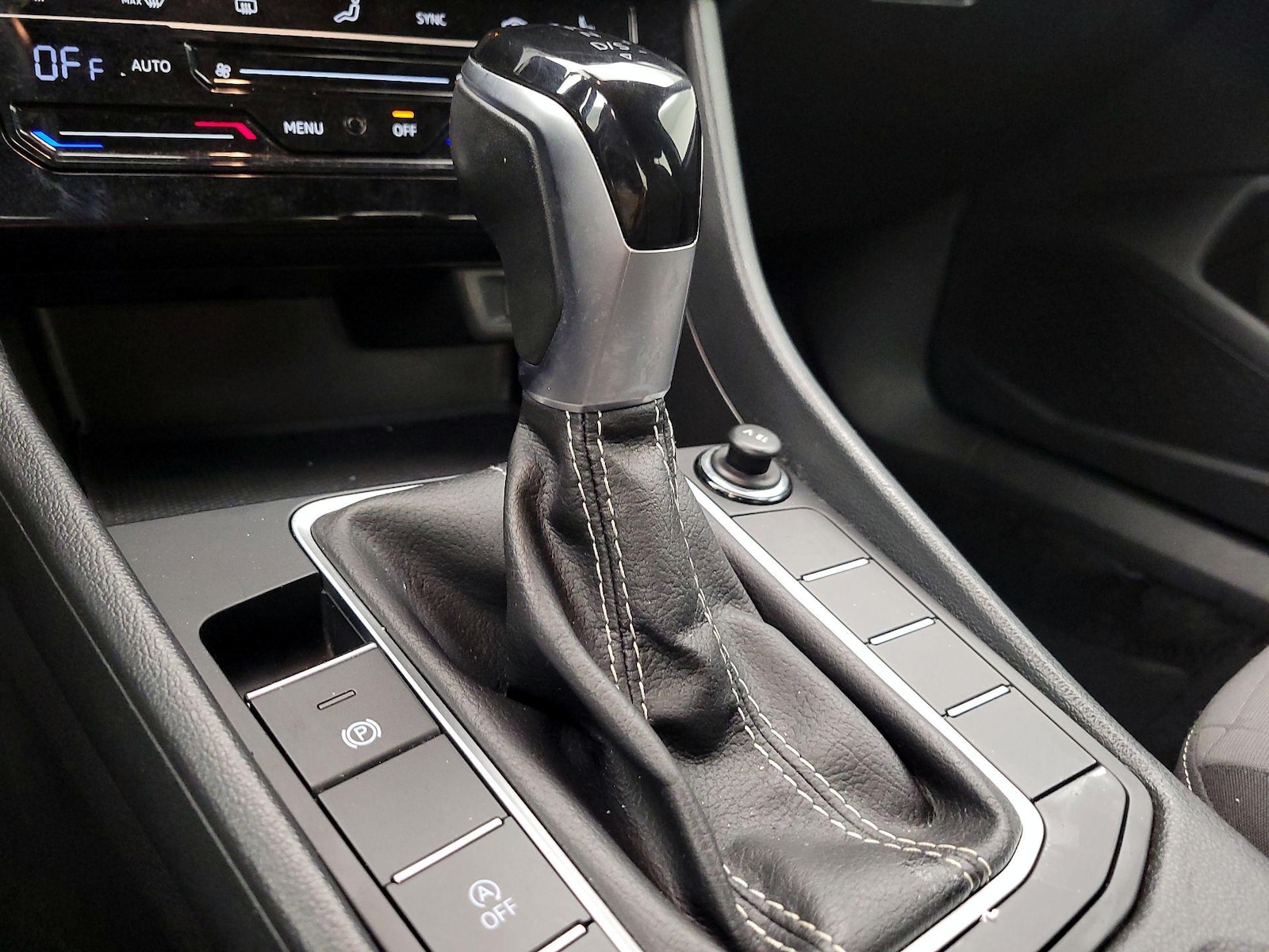2025 Volkswagen Jetta Sport - Photo 18
