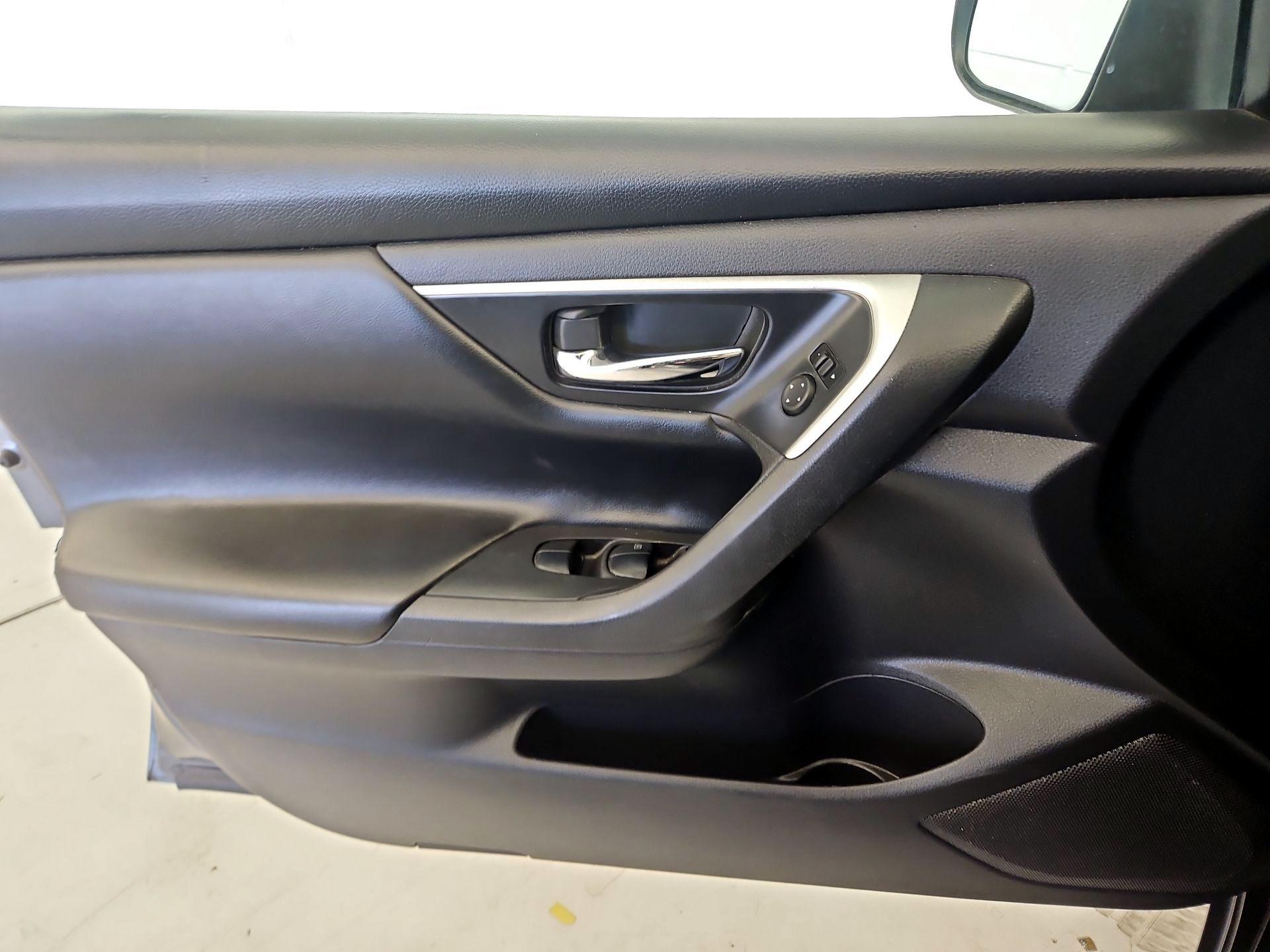 Thumbnail: 2016 Nissan Altima - 12
