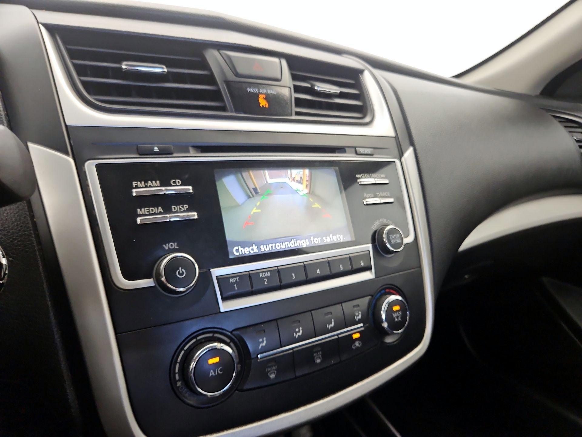 Thumbnail: 2016 Nissan Altima - 15
