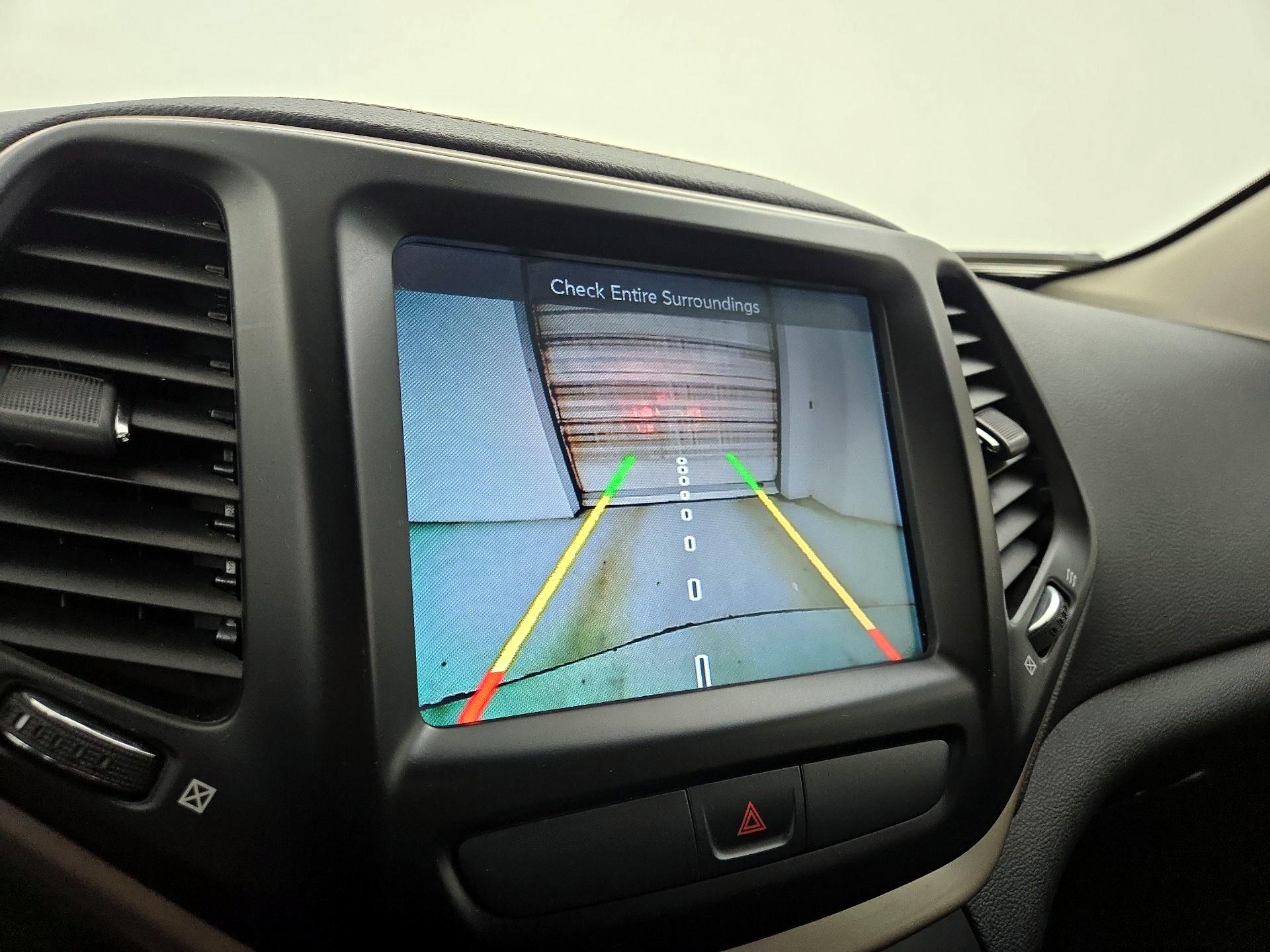 Thumbnail: 2016 Jeep Cherokee - 14