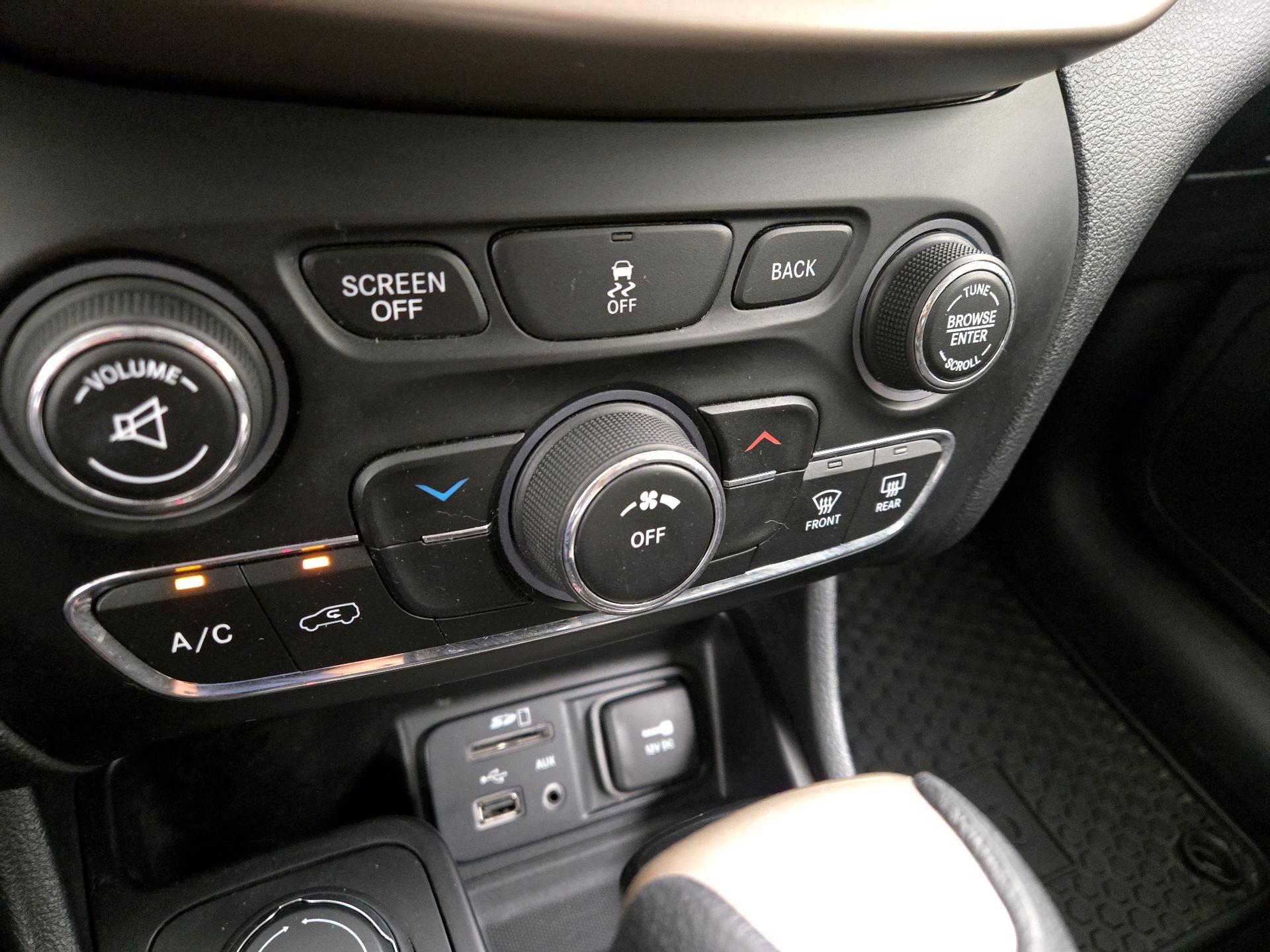 Thumbnail: 2016 Jeep Cherokee - 16
