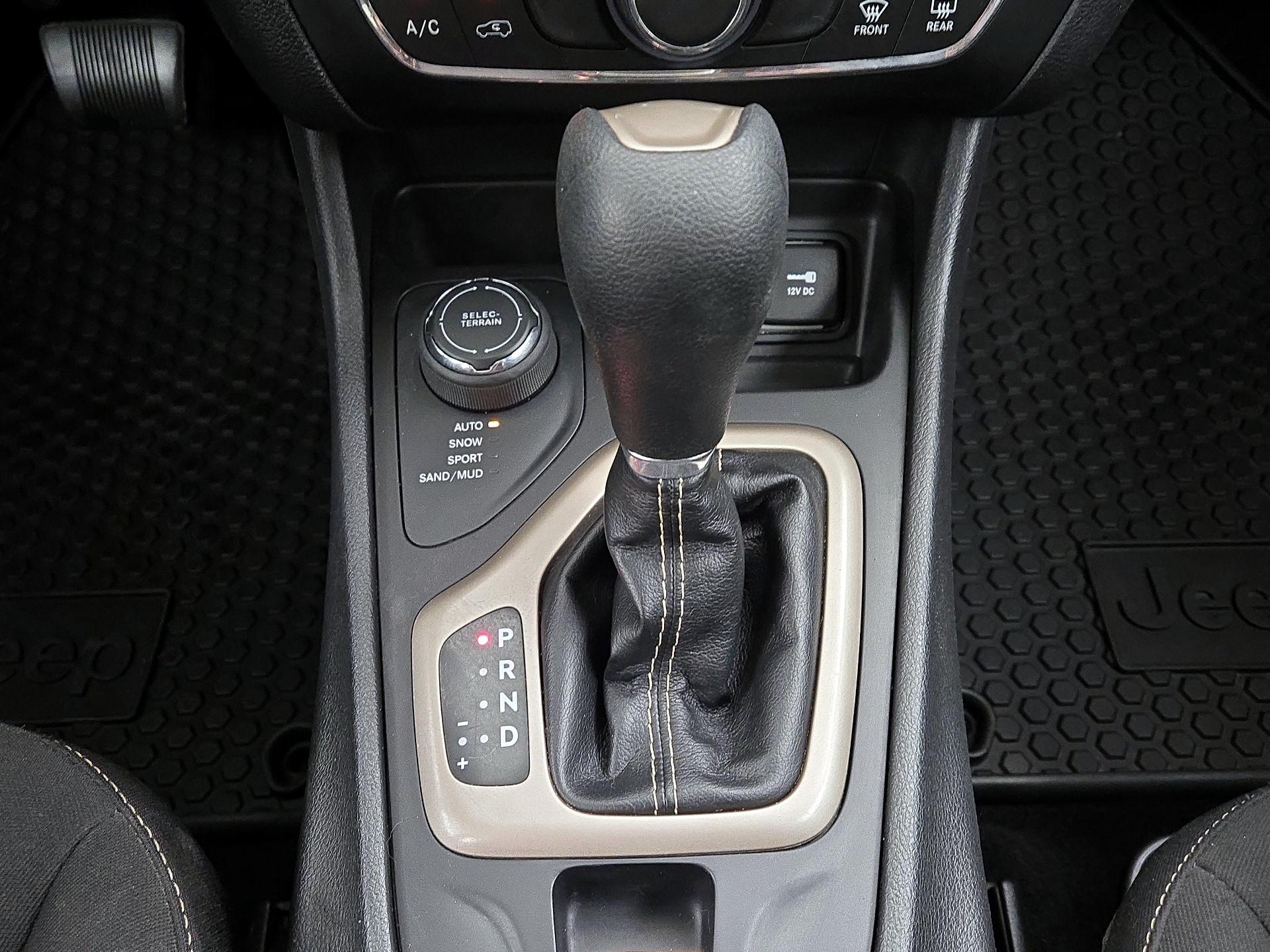 Thumbnail: 2016 Jeep Cherokee - 17