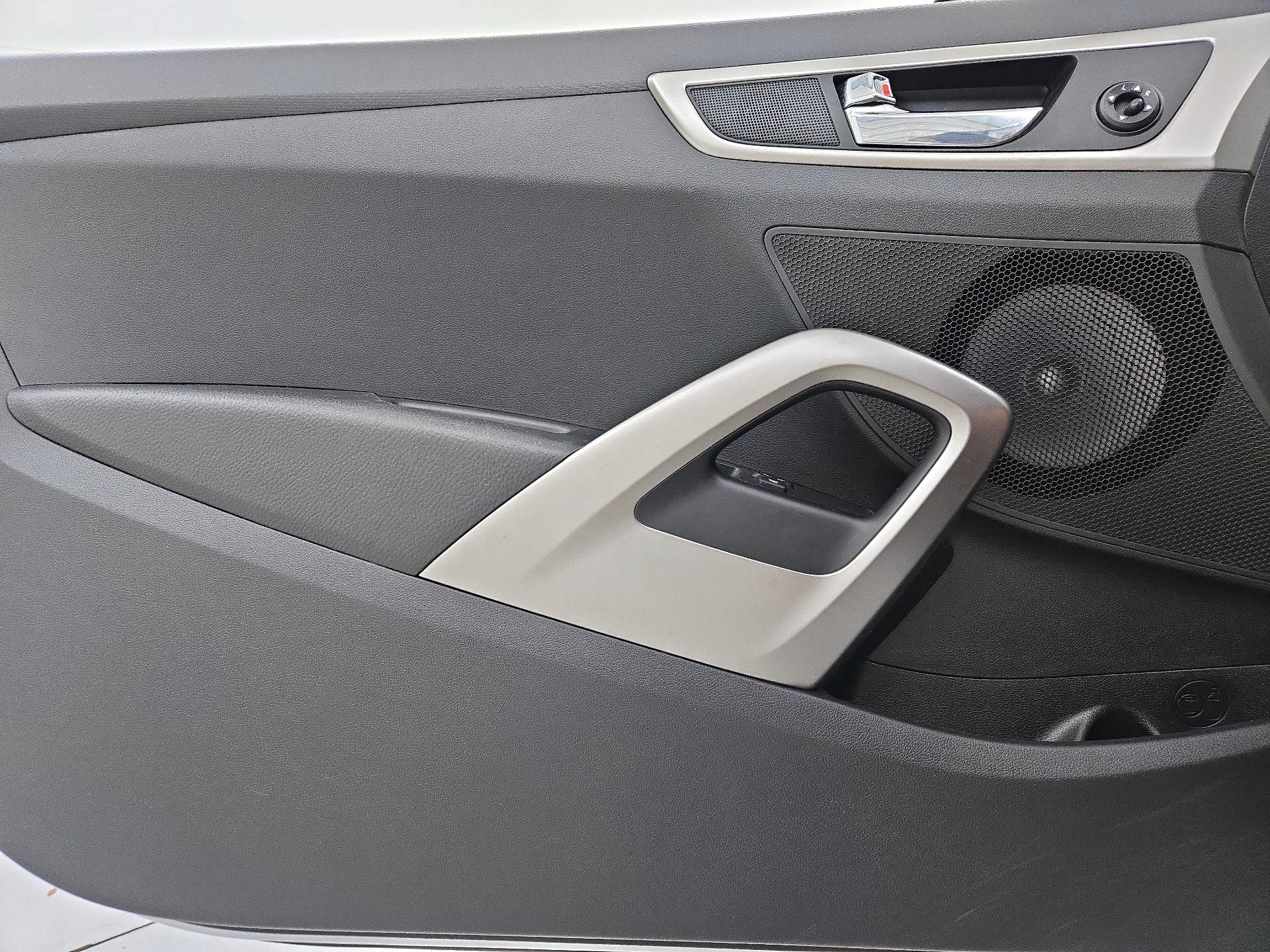 Thumbnail: 2016 Hyundai Veloster - 12