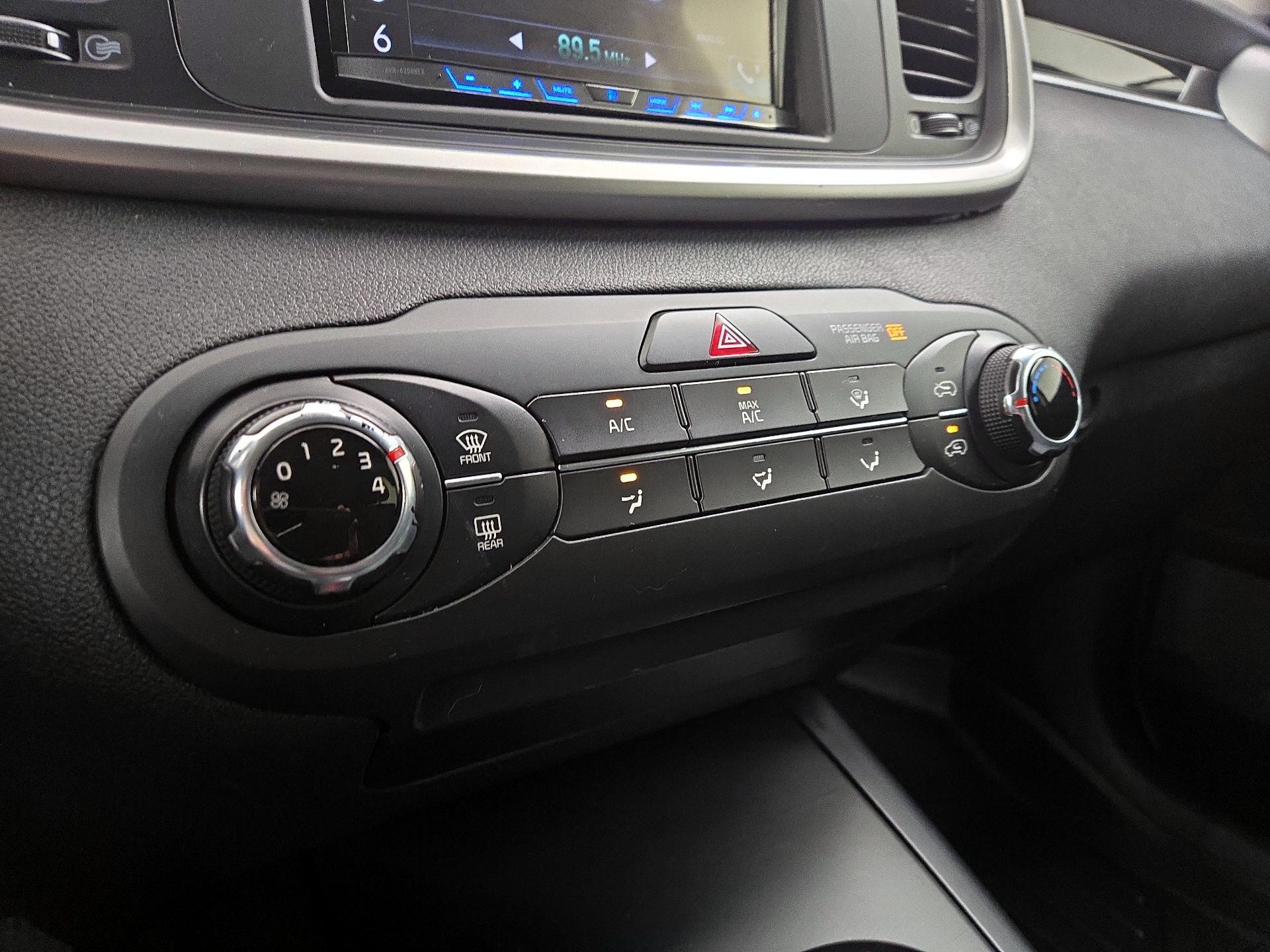 Thumbnail: 2016 Kia Sorento - 16