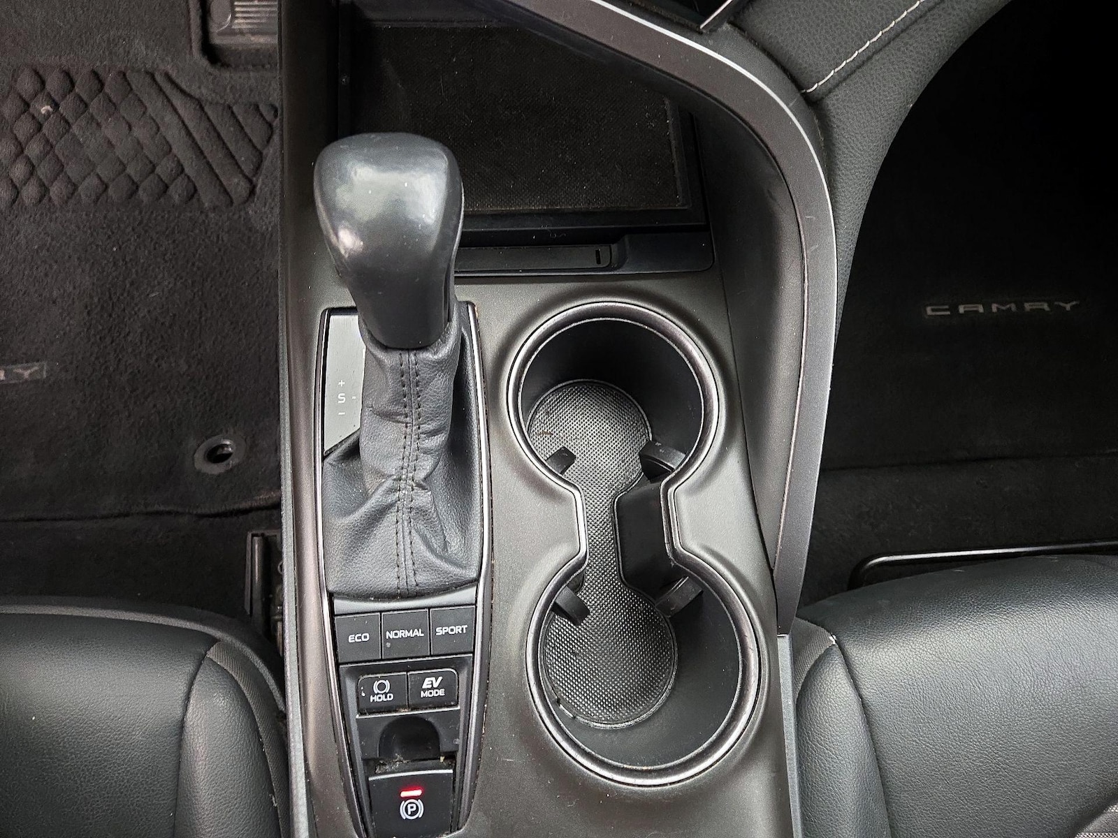2022 Toyota Camry SE - Photo 18