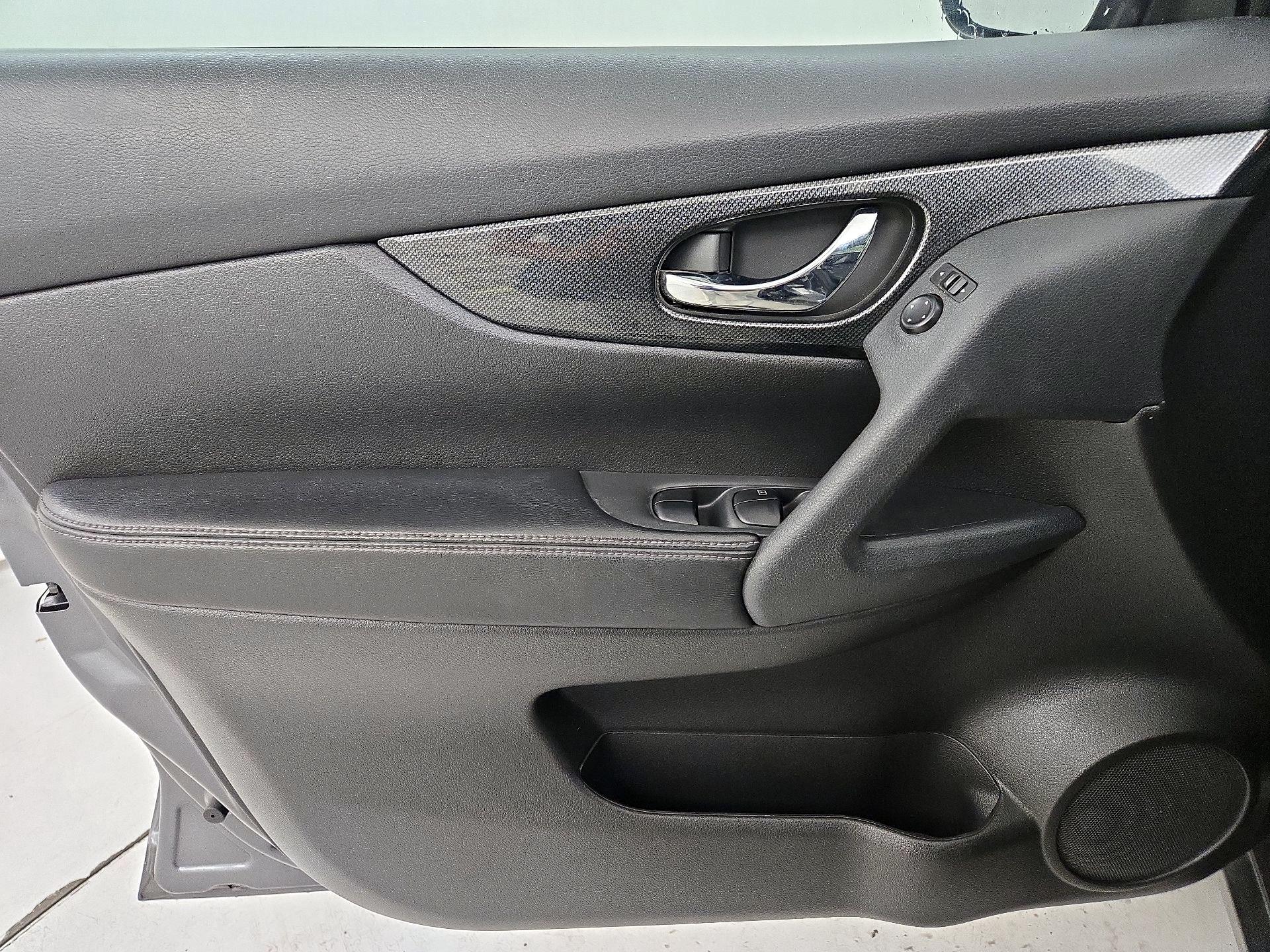 Thumbnail: 2015 Nissan Rogue - 12