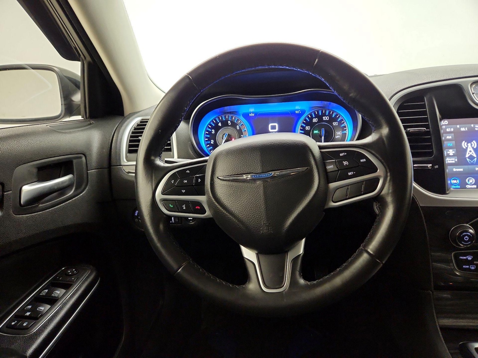 2022 Chrysler 300 Touring - Photo 11