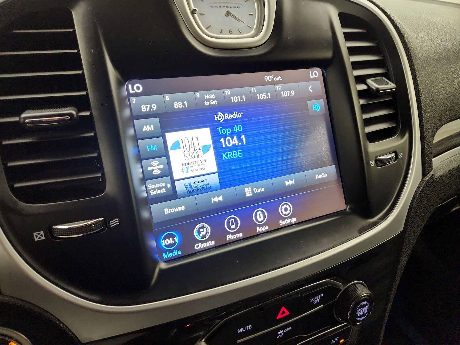 2022 Chrysler 300 Touring - Photo 16
