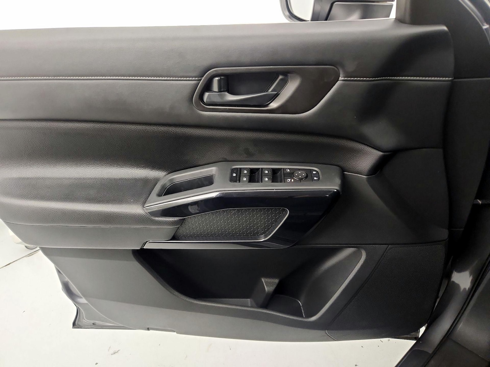 2024 Nissan Pathfinder S - Photo 13