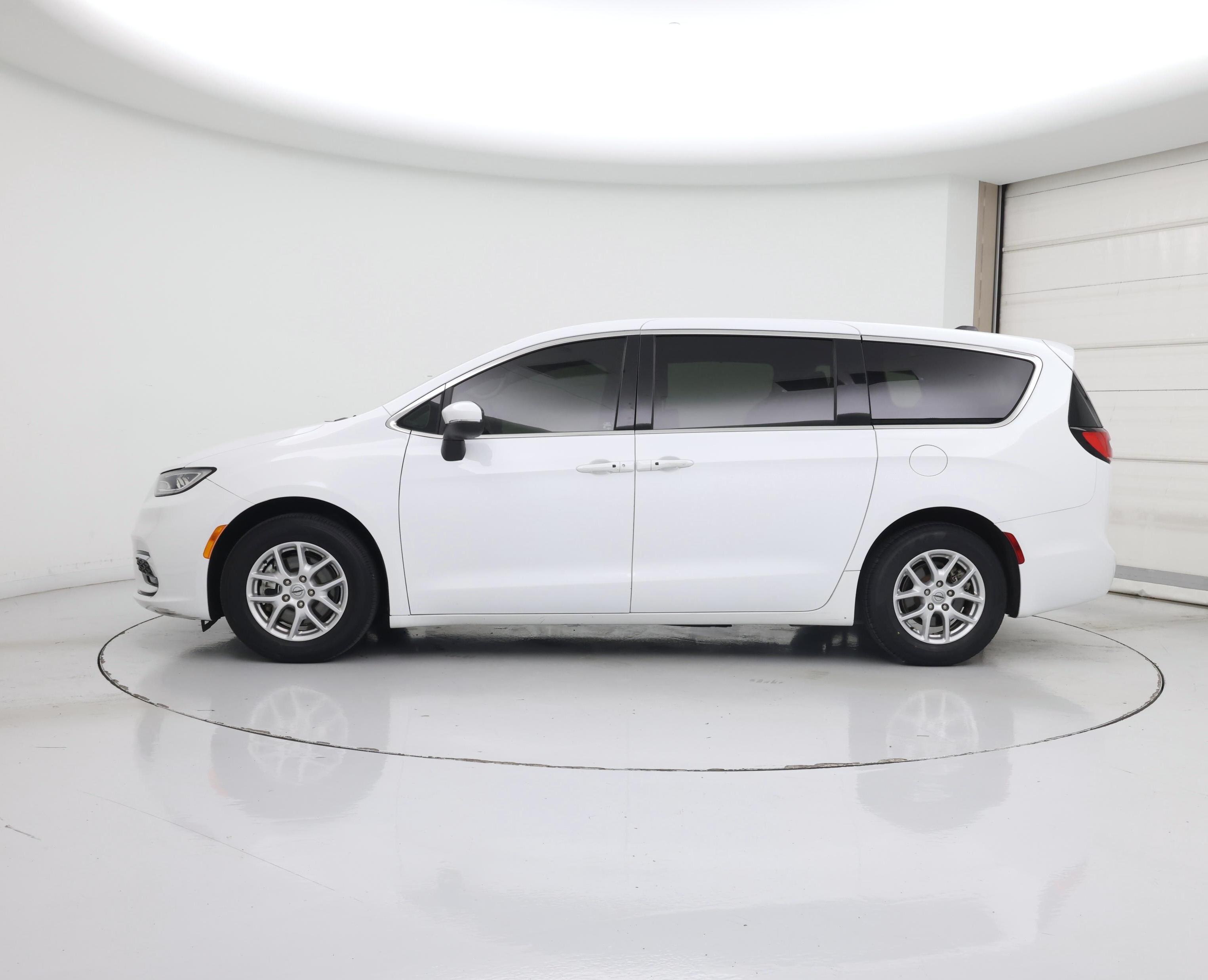 Thumbnail: 2023 Chrysler Pacifica - 3