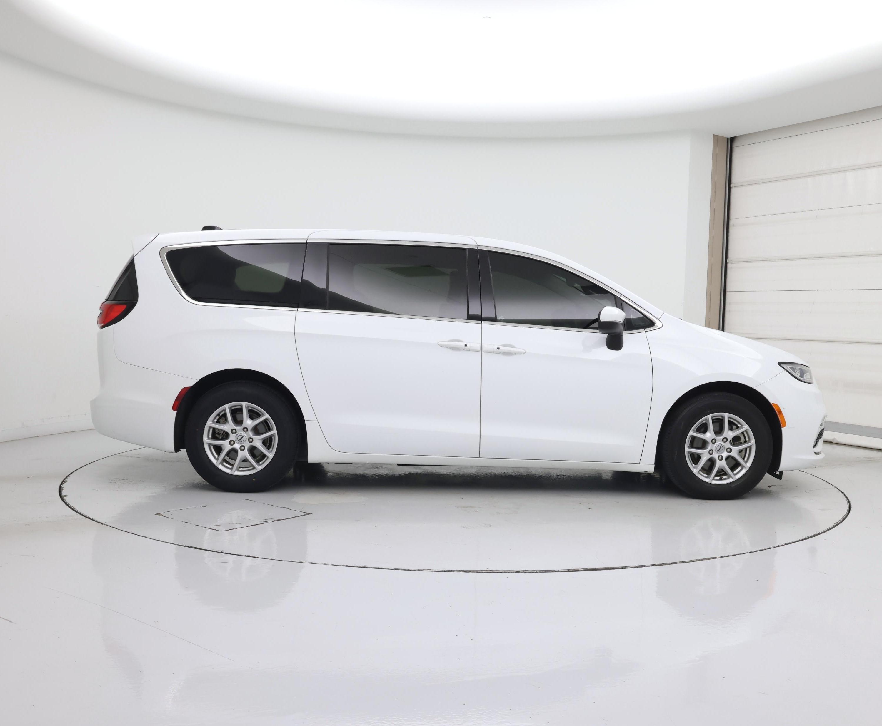 Thumbnail: 2023 Chrysler Pacifica - 7