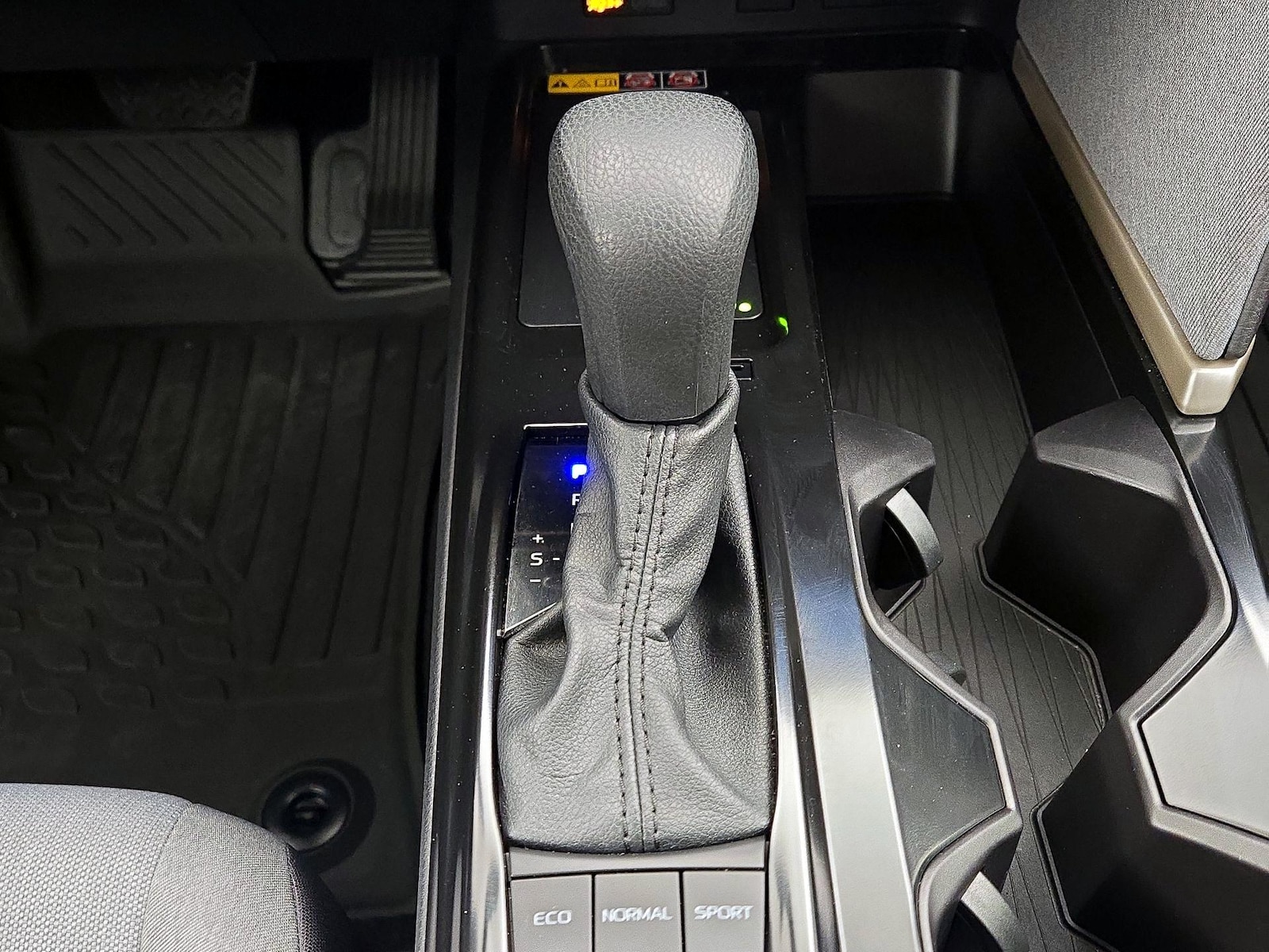 2025 Toyota Camry LE - Photo 18