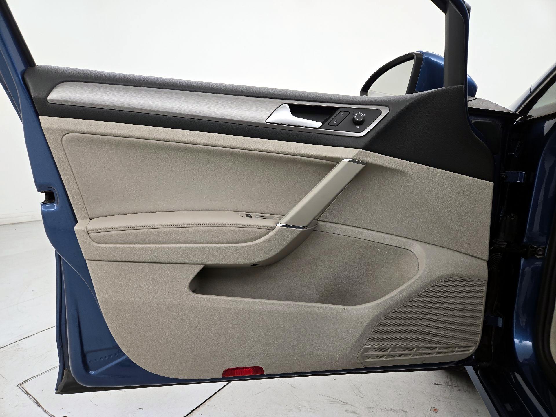 Thumbnail: 2015 Volkswagen Golf - 12