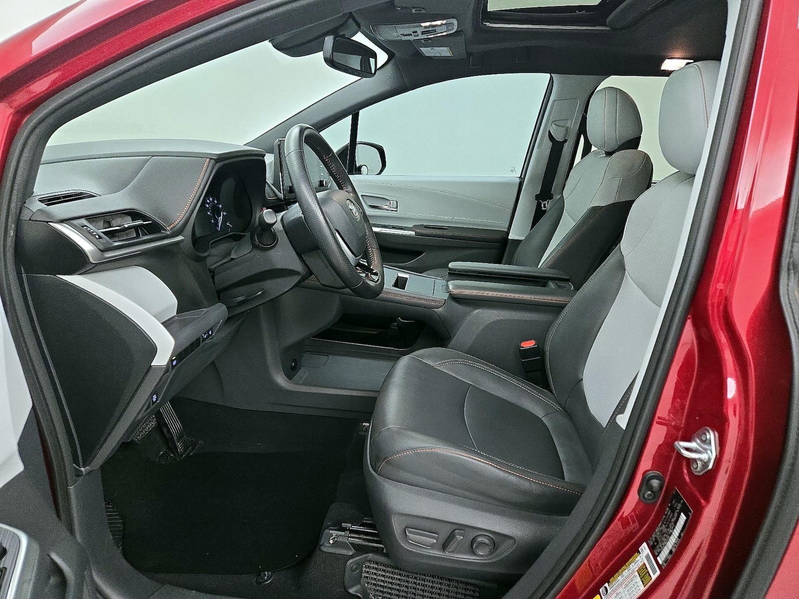 2021 Toyota Sienna XSE - Photo 12