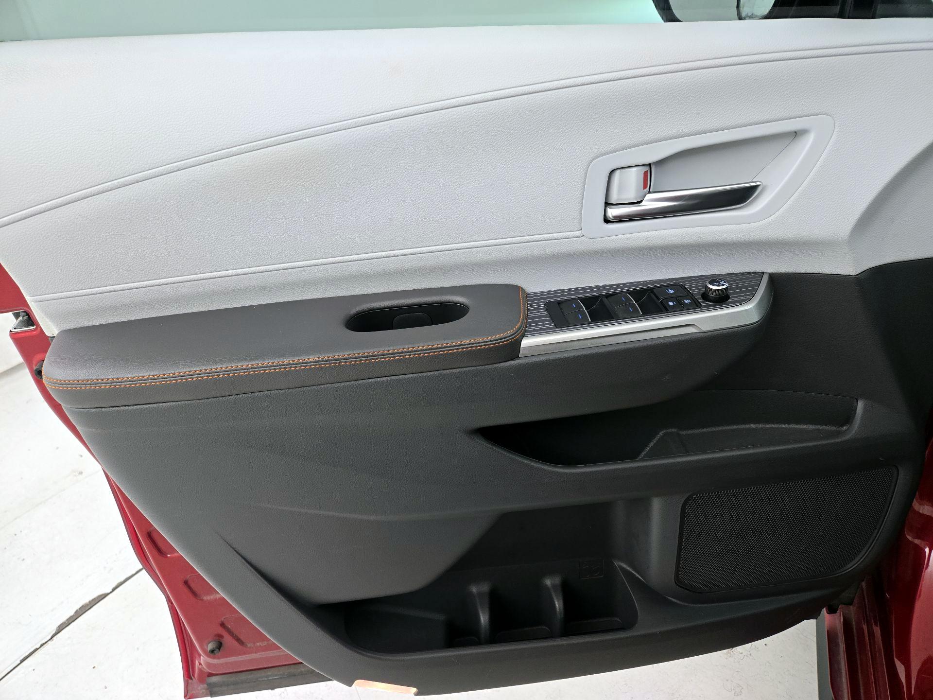 Thumbnail: 2021 Toyota Sienna - 12